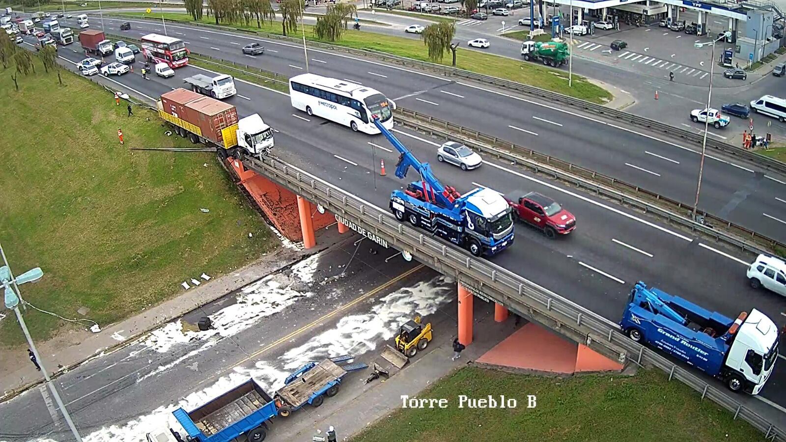 El camión quedó colgado sobre el puente y provocó caída de restos en una calle que cruza la Panamericana