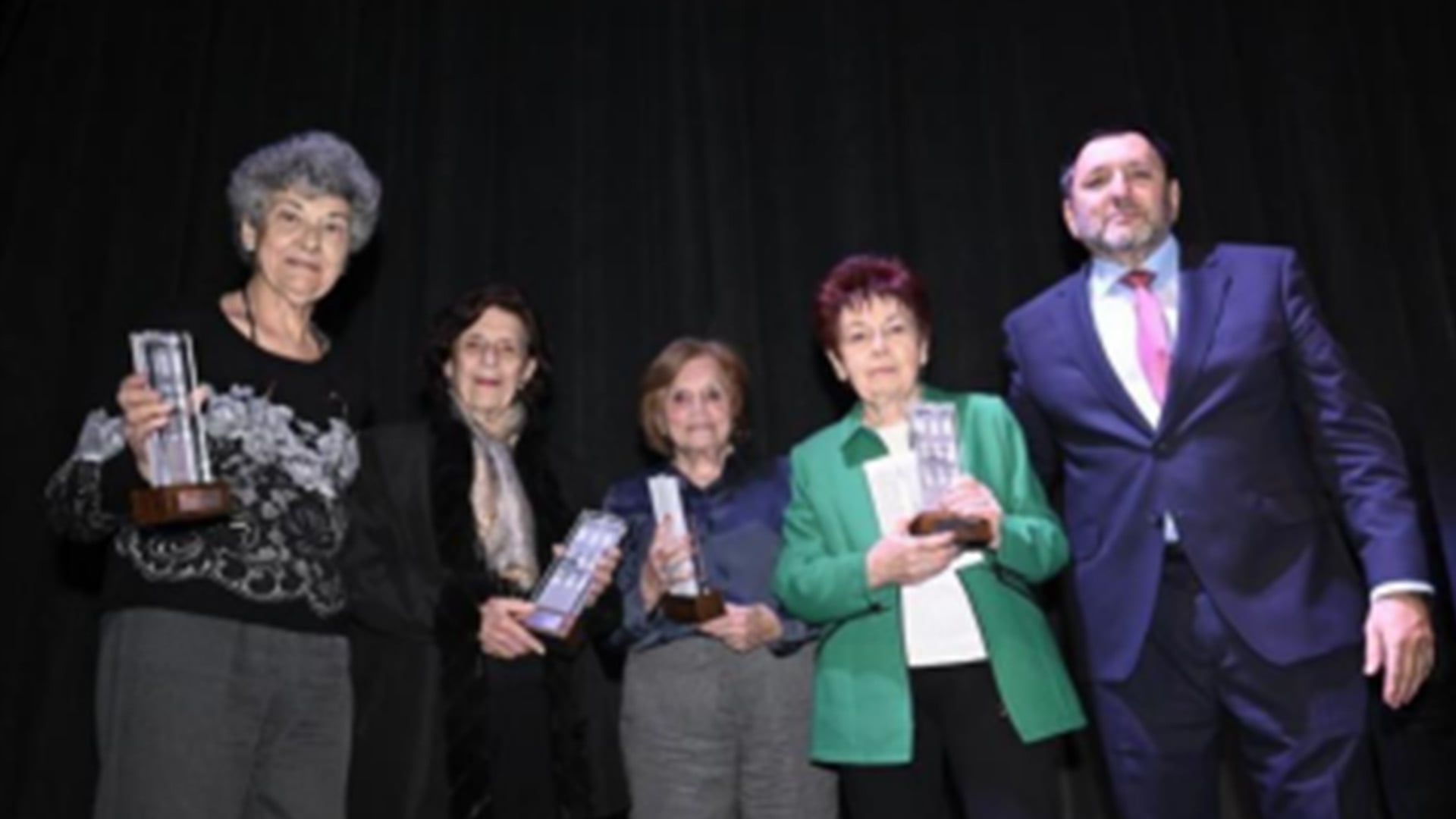 Gabriel Hochbaum vicepresidente de la casa de Ana Frank para Latinoamérica entregando el Premio 2025 a las sobrevivientes del Holocausto: Talgham Noelyy, Gutkowski Hélène, Eppinger Marion y Rotenberg Rosa