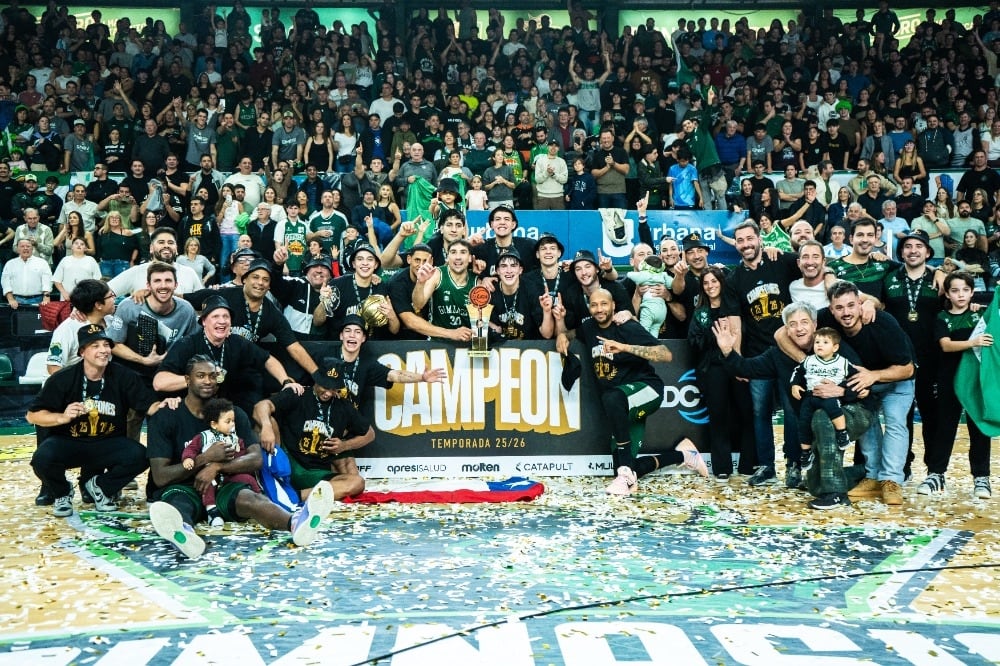 Los jugadores de Gimnasia con la copa de la Liga Nacional de Básquetbol, la segunda que consiguen en su historia (Prensa LNB)