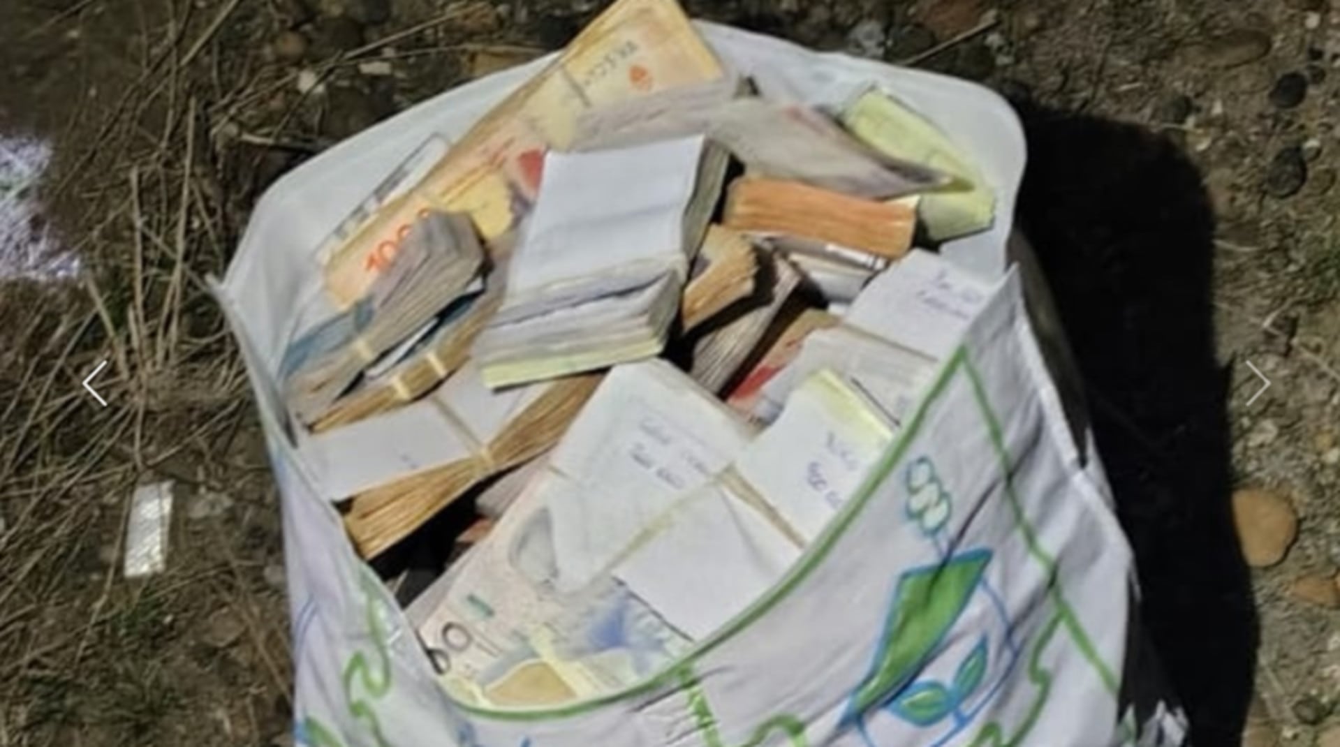 Una bolsa blanca con fajos de billetes, algunos de mil pesos, es el dinero incautado tras un asalto comando a un camionero en Ruta 3, en la localidad de Camarones, Chubut (La Jornada)