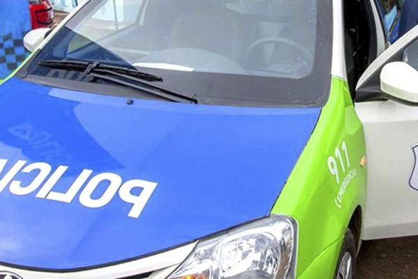 Golpearon y dejaron inconsciente a un médico de 75 años mientras esperaba el colectivo en La Plata para robarle
