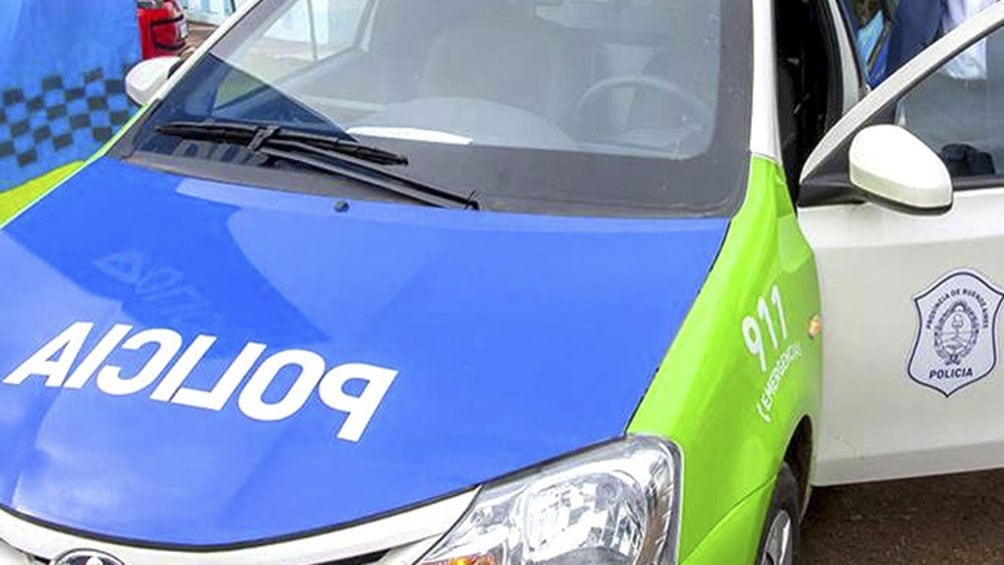 Golpearon y dejaron inconsciente a un médico de 75 años mientras esperaba el colectivo en La Plata para robarle