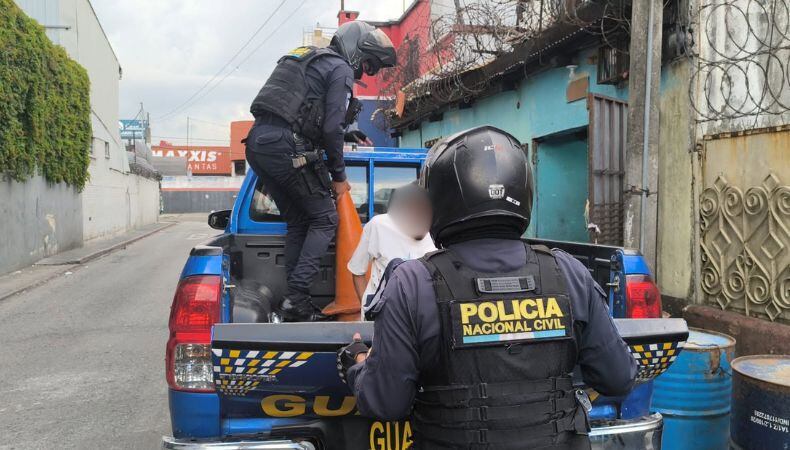 Alex Ernesto Morales Martínez, de 26 años, fue identificado por la PNC como presunto integrante de Barrio 18 y requerido en El Salvador por agrupaciones ilícitas. (Cortesía: PNC de Guatemala)