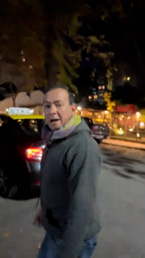 Desencajado, el chofer insultó y agredió a Abril Duhalde y su madre en plena vía pública.