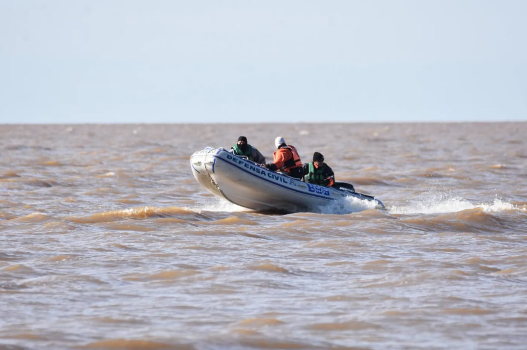 Personal de la Prefectura Naval Argentina durante los rastrillajes en el Río de la Plata, en la búsqueda de los pescadores desaparecidos
