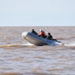 Hallaron un cuerpo flotando en el Río de la Plata: podría ser de uno de los pescadores desaparecidos hace 11 días