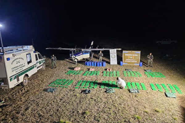 Hallaron una avioneta abandonada en un campo de Santa Fe e investigan su vínculo con el narcotráfico