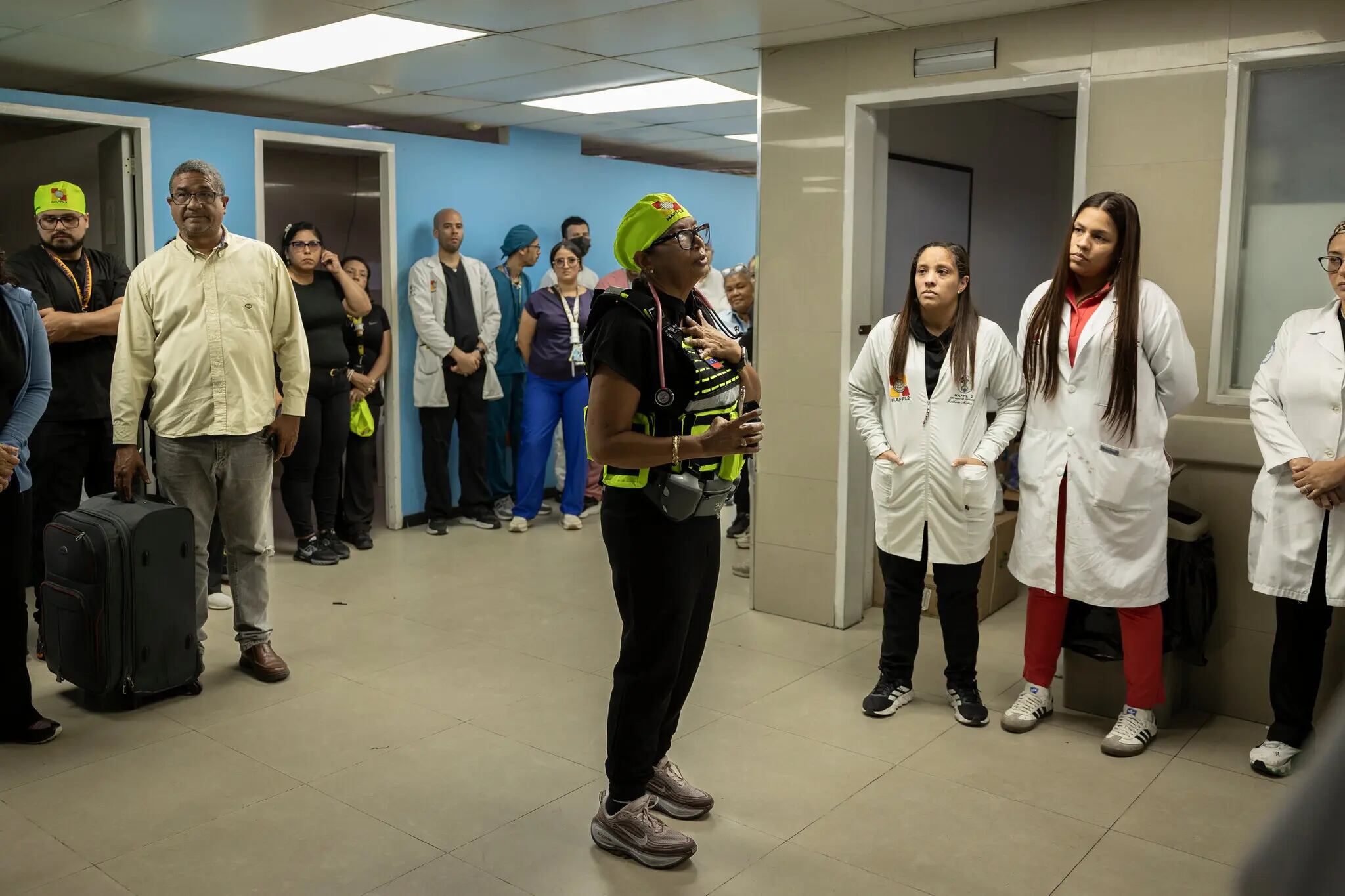 El viernes, antes de marcharse, Medina le dijo al personal médico del Hospital Pérez de León que se iba a la guerra (NYT)