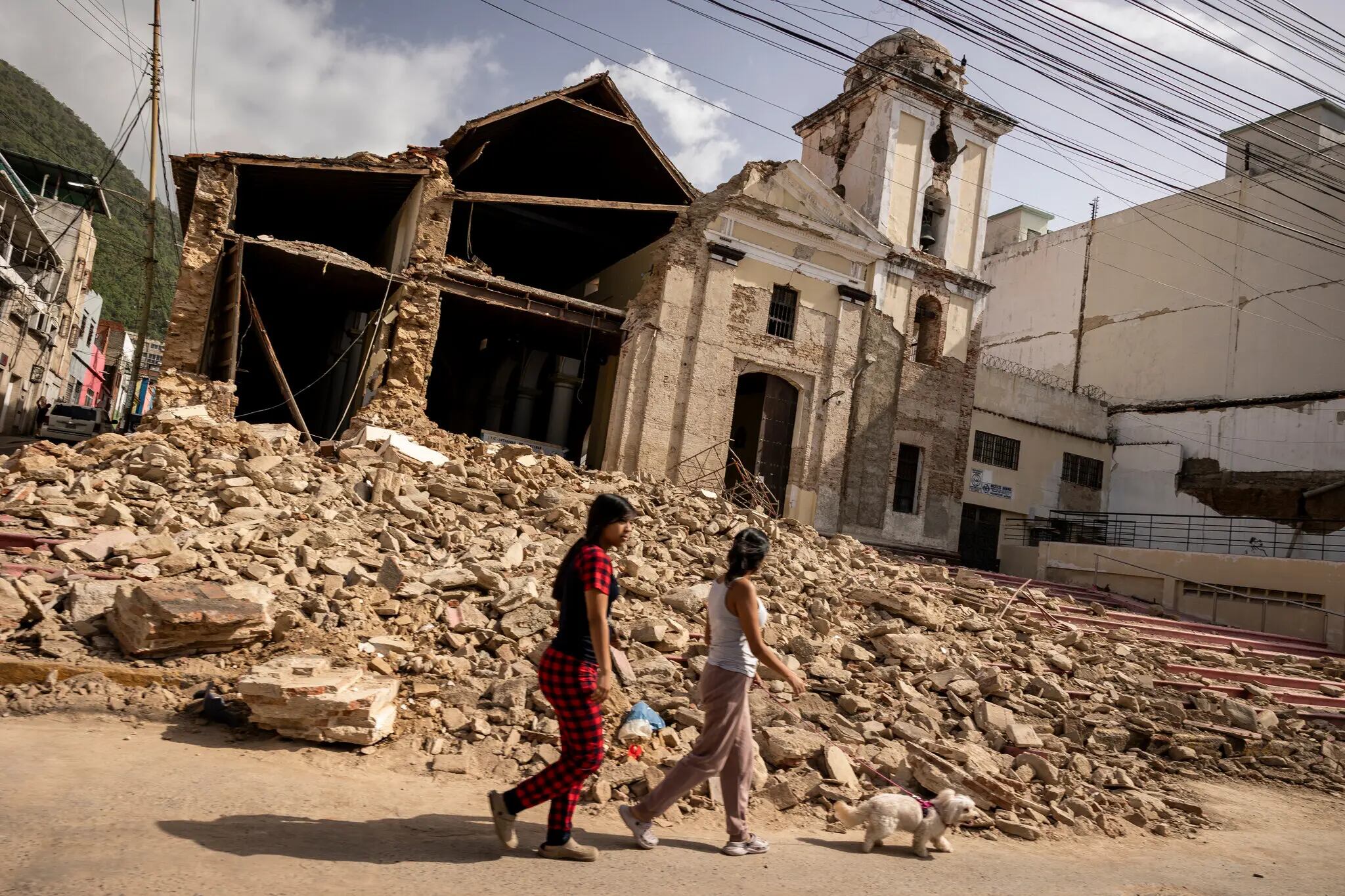 En la carretera hacia La Guaira, una iglesia destruida ponía de manifiesto la devastación causada por los terremotos que sacudieron Venezuela el miércoles (NYT)