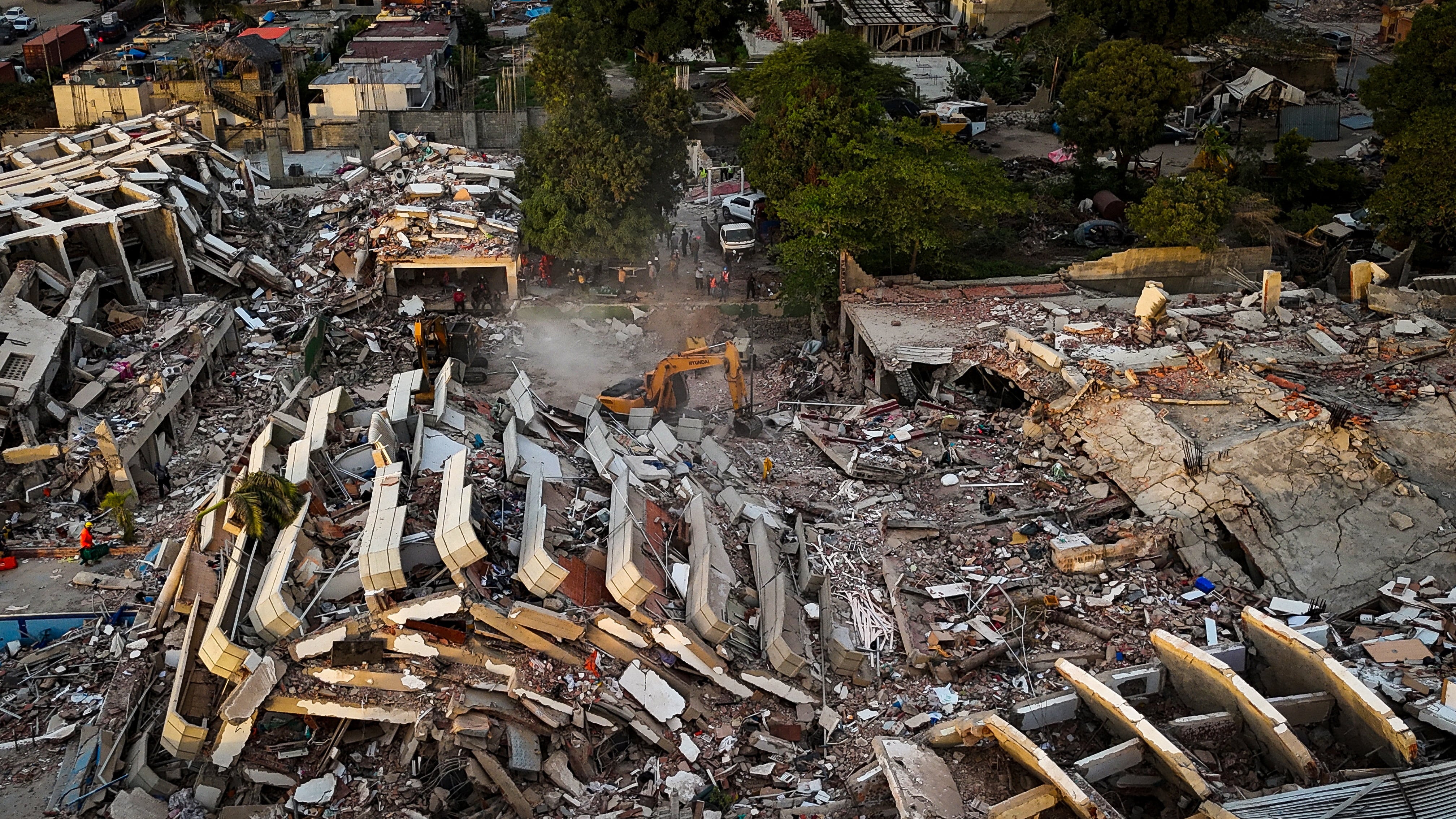Vista aérea de los edificios destruidos tras los terremotos ocurridos en Caraballeda, estado de La Guaira (REUTERS)