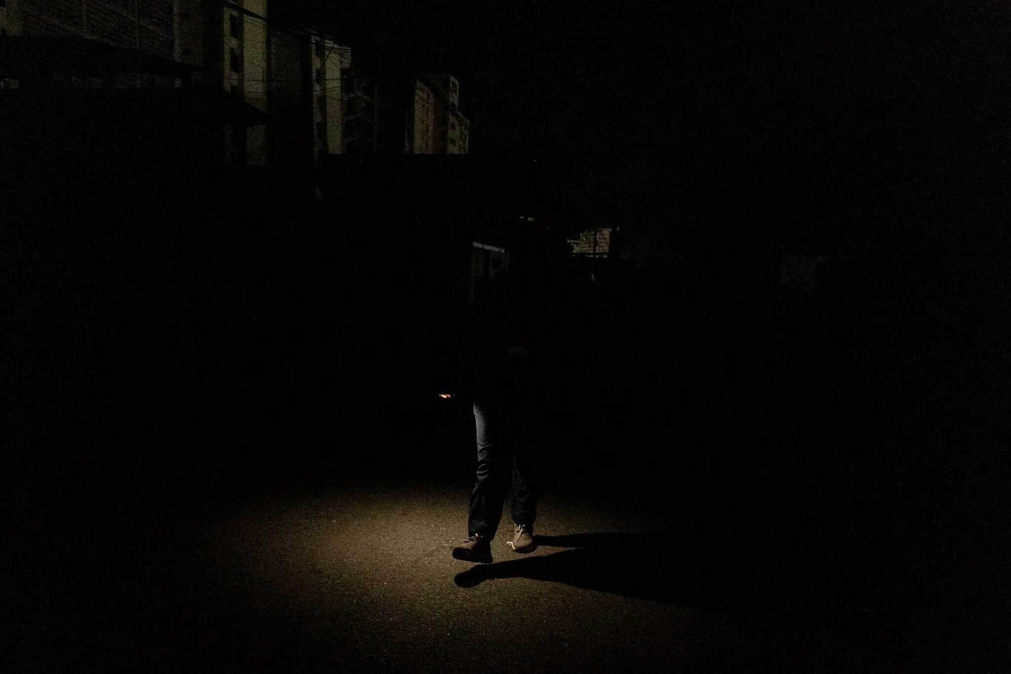 Los miembros del equipo de Medina caminaban en la oscuridad casi total mientras buscaban otros edificios donde pudieran ayudar a encontrar sobrevivientes (NYT)
