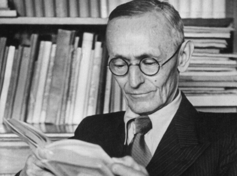 Hermann Hesse, escritor alemán: “El pájaro rompe el cascarón. El cascarón es el mundo. Quien quiera nacer tiene que destruir un mundo”