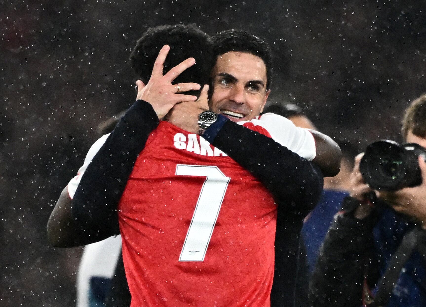 La gestión emocional de Mikel Arteta incluyó atención a problemas personales y familiares para garantizar el equilibrio del vestuario del Arsenal (REUTERS/Dylan Martinez)