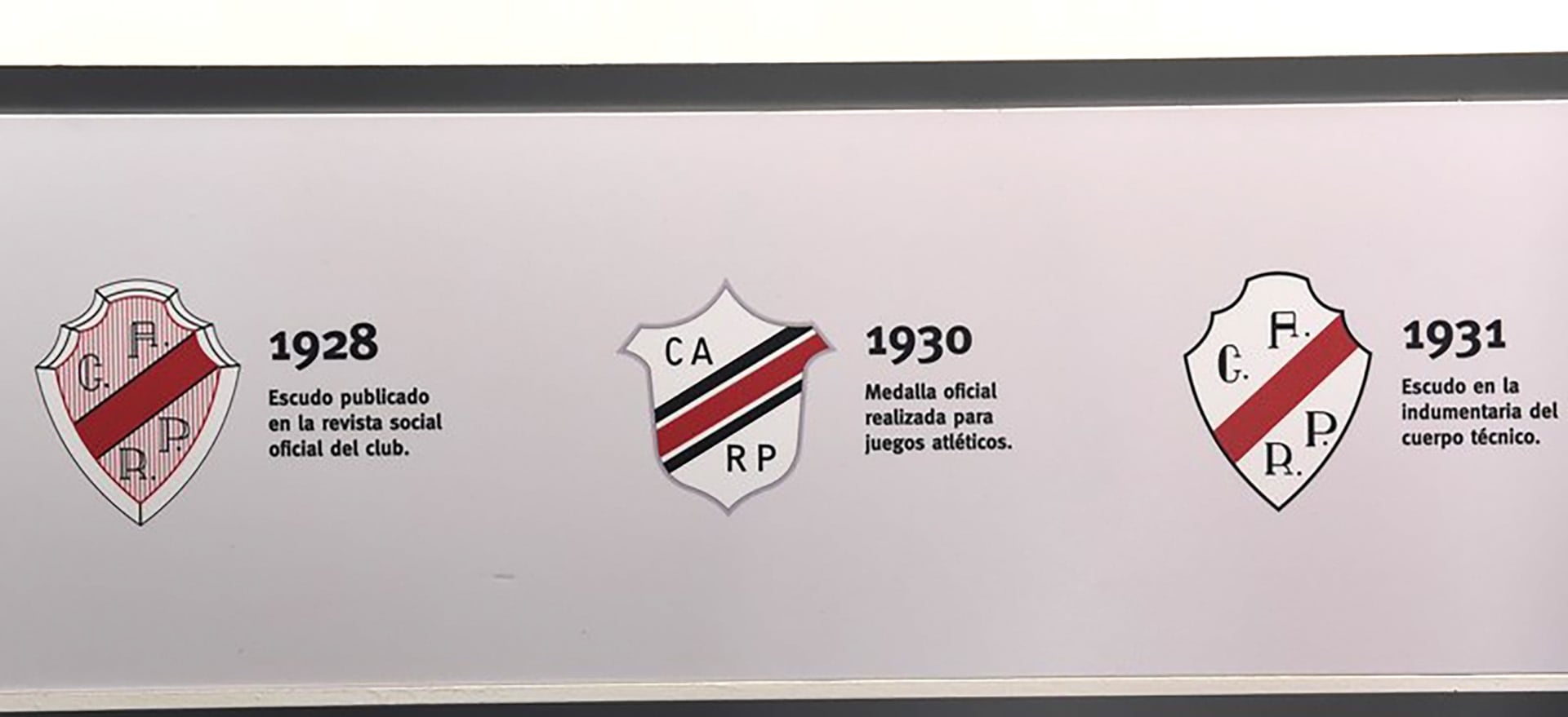 Emblemas de 1928, 1930 y 1931 que figuran en el museo del club (Foto: Museo River)