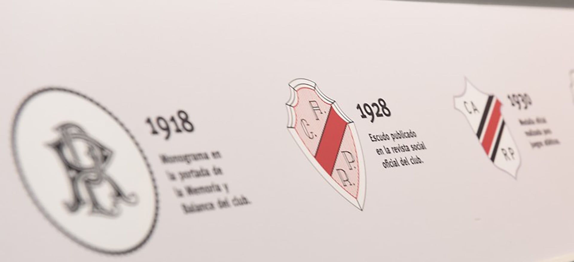 Algunos de los primeros emblemas de River que están en el Museo (Foto: Museo River)