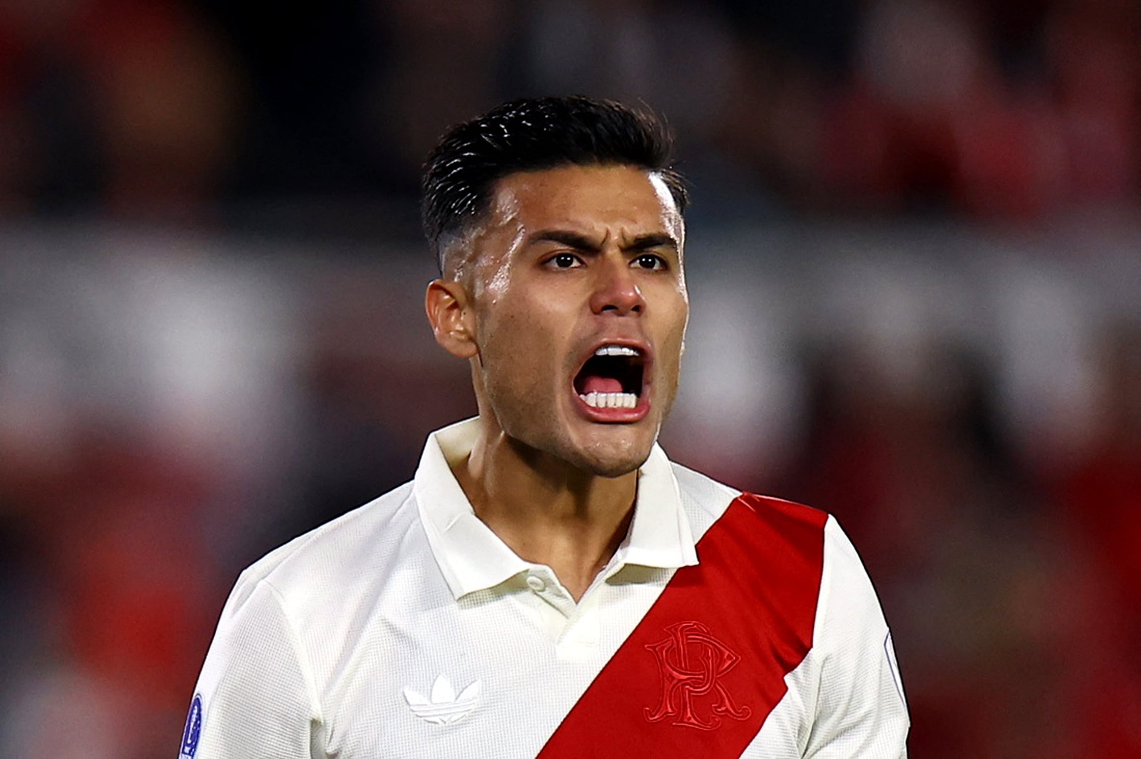 Los históricos escudos de River Plate son exhibidos en el Museo River, ofreciendo a los visitantes un recorrido visual por la evolución de la identidad (Foto: Museo River)