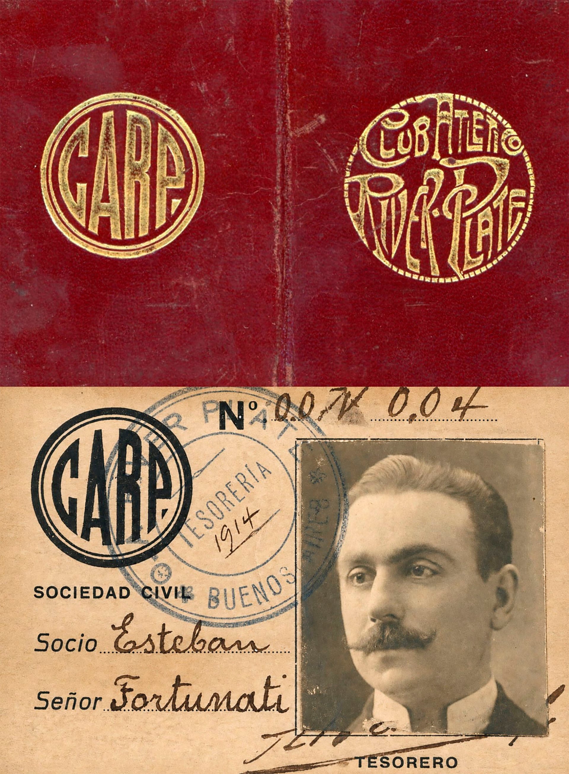 La imagen muestra el escudo más antiguo de River Plate junto a una ficha de socio de 1914 con la foto del tesorero Esteban Fortunati, reflejando la rica historia del club. (Foto: @MuseoRiver)