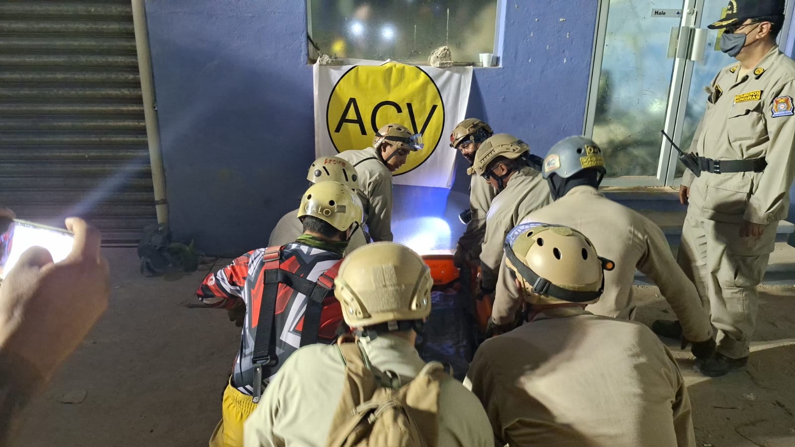 El Cuerpo de Bomberos concluyó las labores de rescate en el Anillo Periférico. (FOTO: X)
