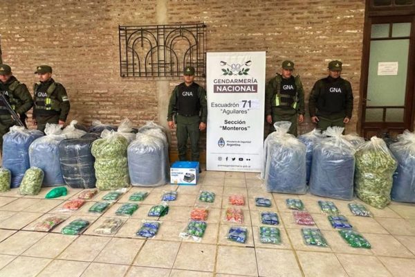 Huían de un control de Gendarmería, chocaron contra una camioneta y mataron a dos personas: llevaban 457 kilos de hojas de coca