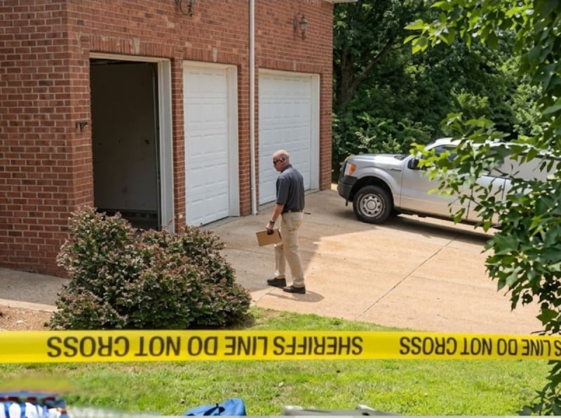 Una adolescente hondureña de 17 años sobrevivió a la intoxicación y permanece bajo atención médica. El hallazgo ocurrió dentro de una vivienda en Missouri tras varios días sin actividad en el inmueble. (Foto: Cortesía)