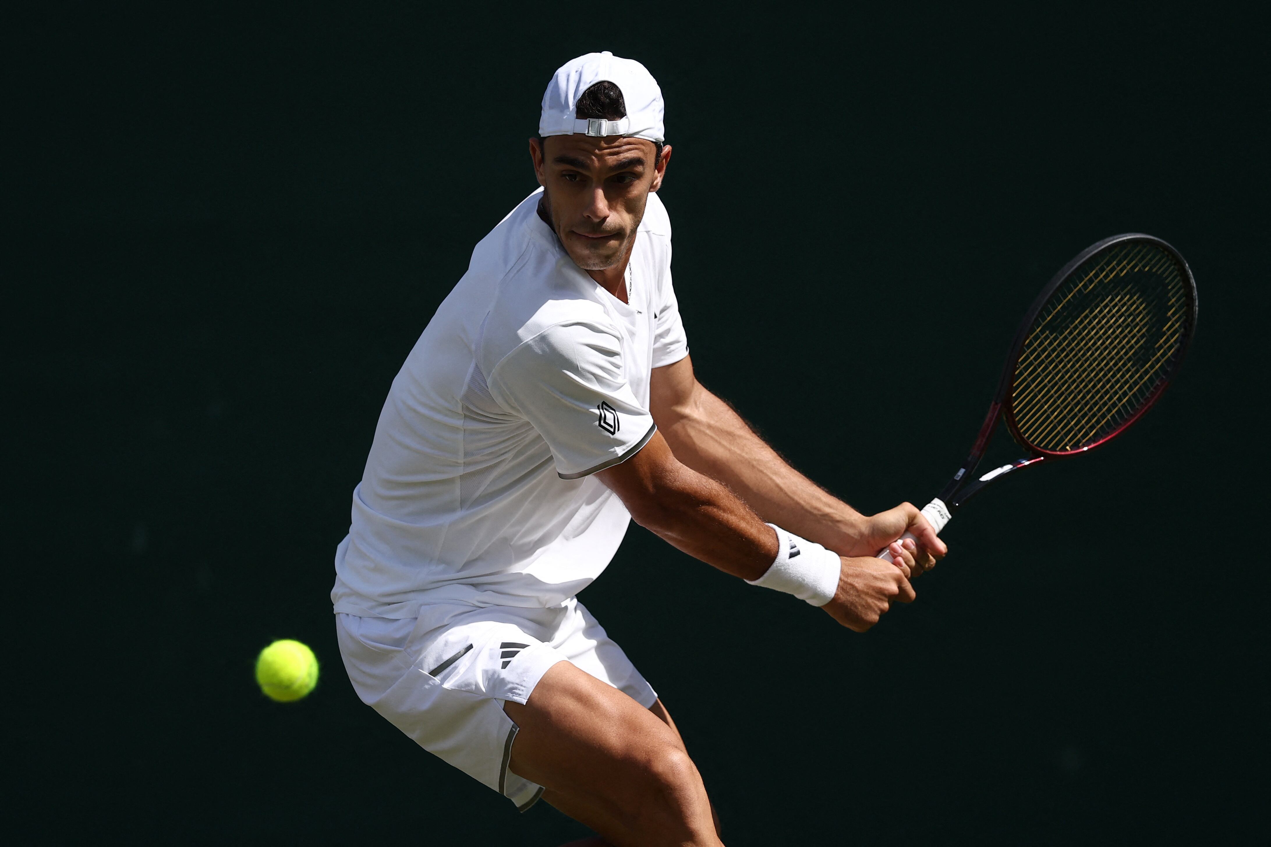 Francisco Cerúndolo golpea el revés durante su partido frente a Jaume Munar en Wimbledon (Crédito: REUTERS/Toby Melville)