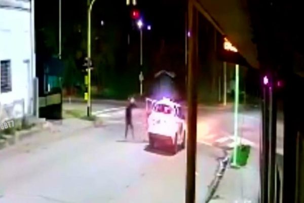 Insólito hecho en Bahía Blanca: un taxista frenó en una esquina por un semáforo en rojo y le explotó el auto