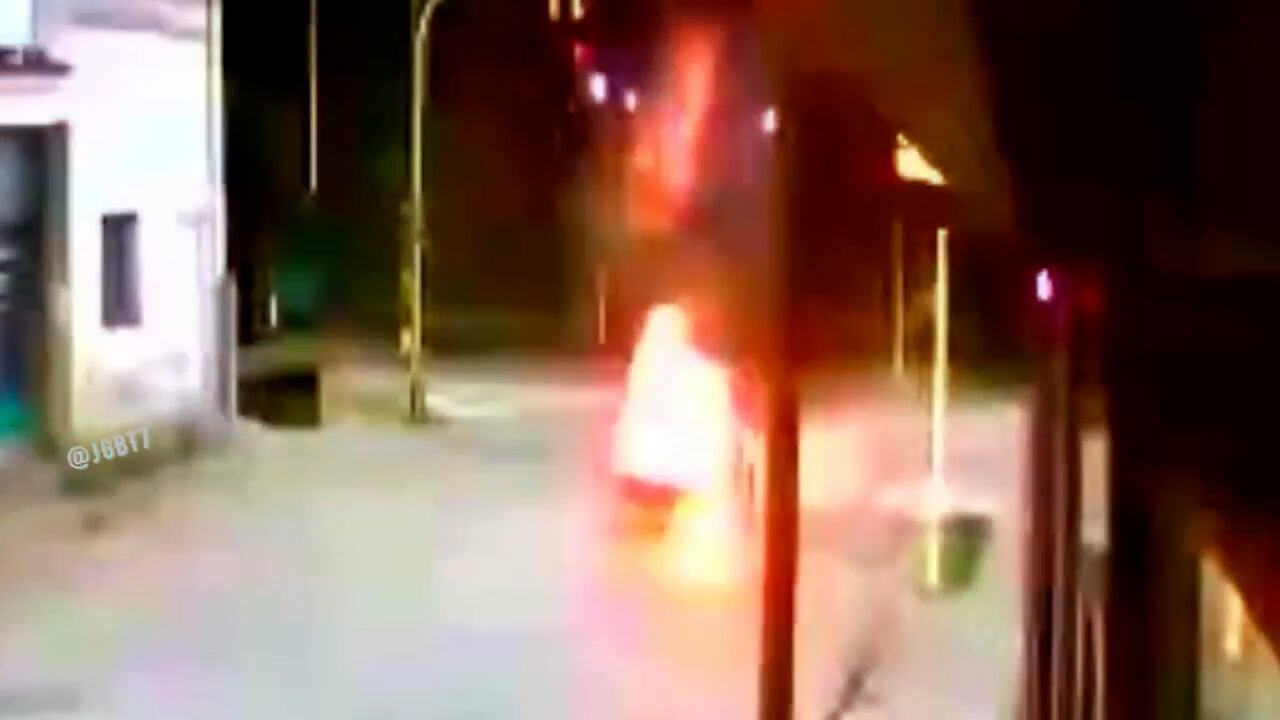 La cámara de seguridad registró que el incendio del taxi comenzó con un fogonazo en la zona del baúl segundos después de la detención del vehículo