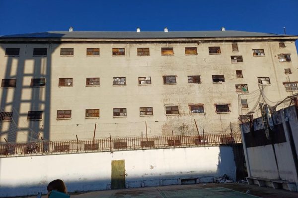 Inspectores judiciales y de derechos humanos auditaron la cárcel de Devoto y exigieron mejoras en higiene, salud y educación