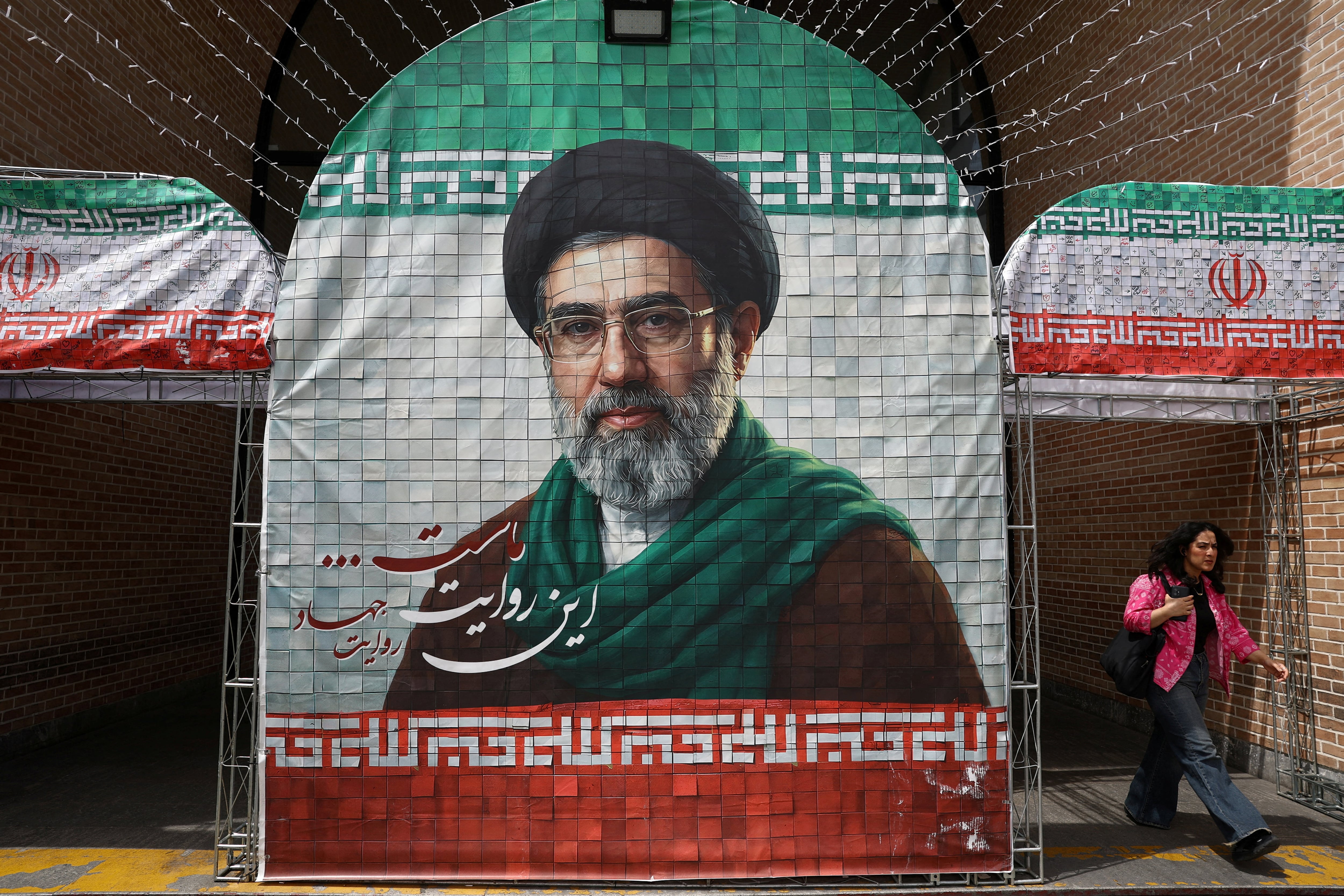 La imagen del líder supremo de Irán, Mojtaba Khamenei, exhibida en una valla publicitaria en la capital iraní (REUTERS/Archivo)
