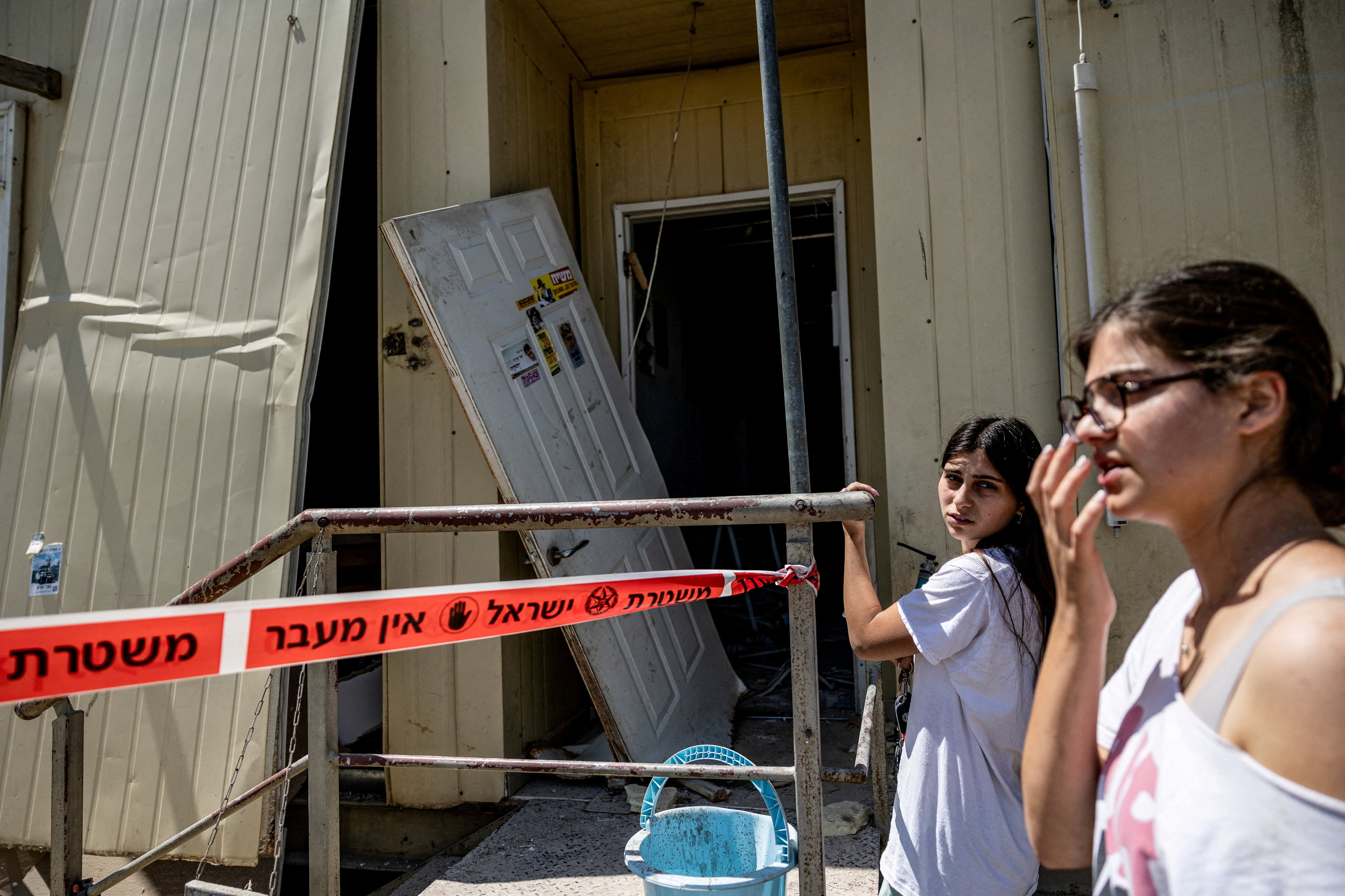 Residentes inspeccionan los daños causados por el impacto de un misil iraní en un asentamiento israelí en la Cisjordania ocupada, el 8 de junio de 2026, tras el intercambio de ataques que rompió el frágil alto el fuego vigente desde el 8 de abril. (REUTERS/Naama Stern)