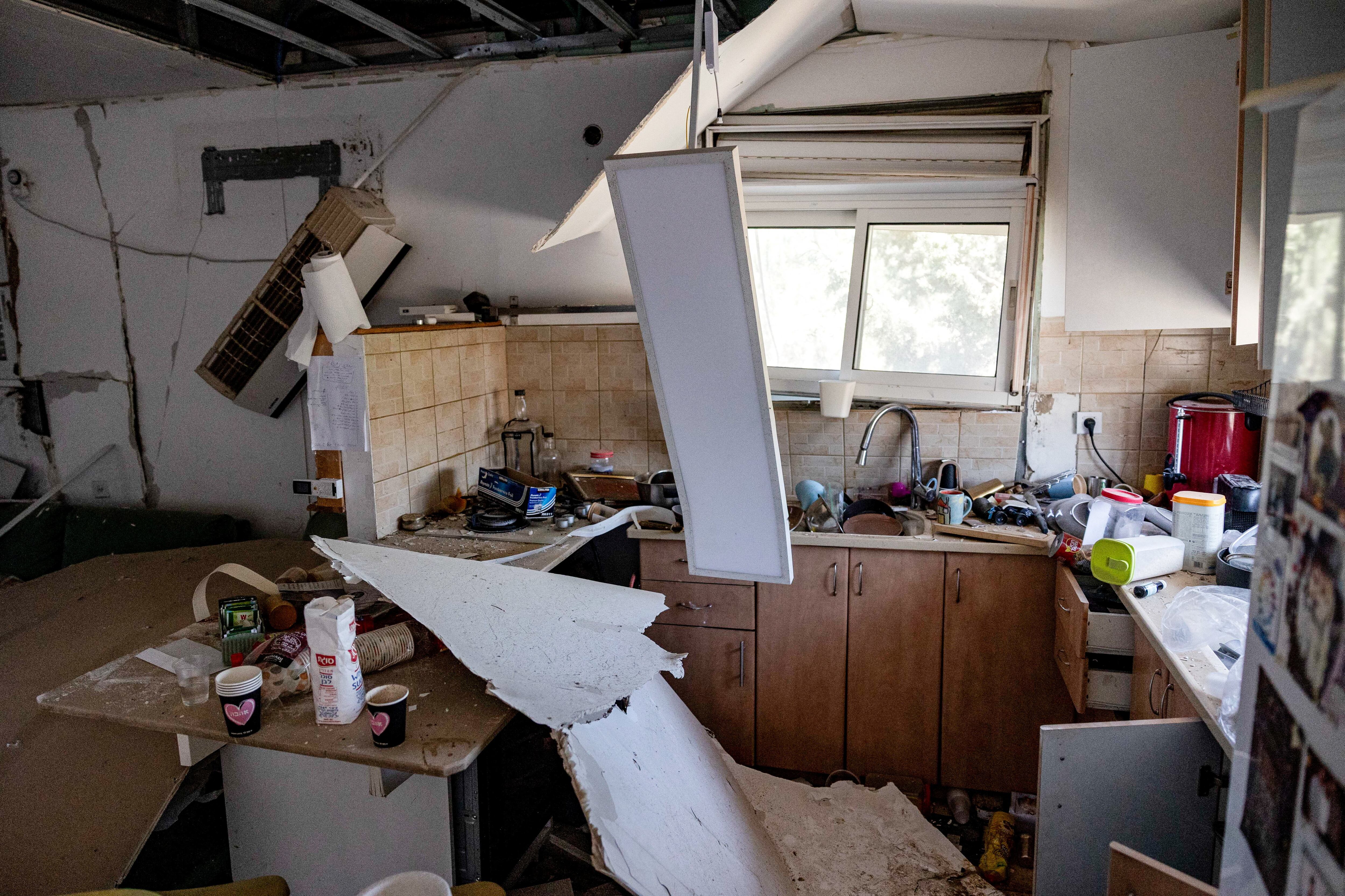 Destrozos en la cocina de una vivienda en un asentamiento israelí en la Cisjordania. (REUTERS/Naama Stern)
