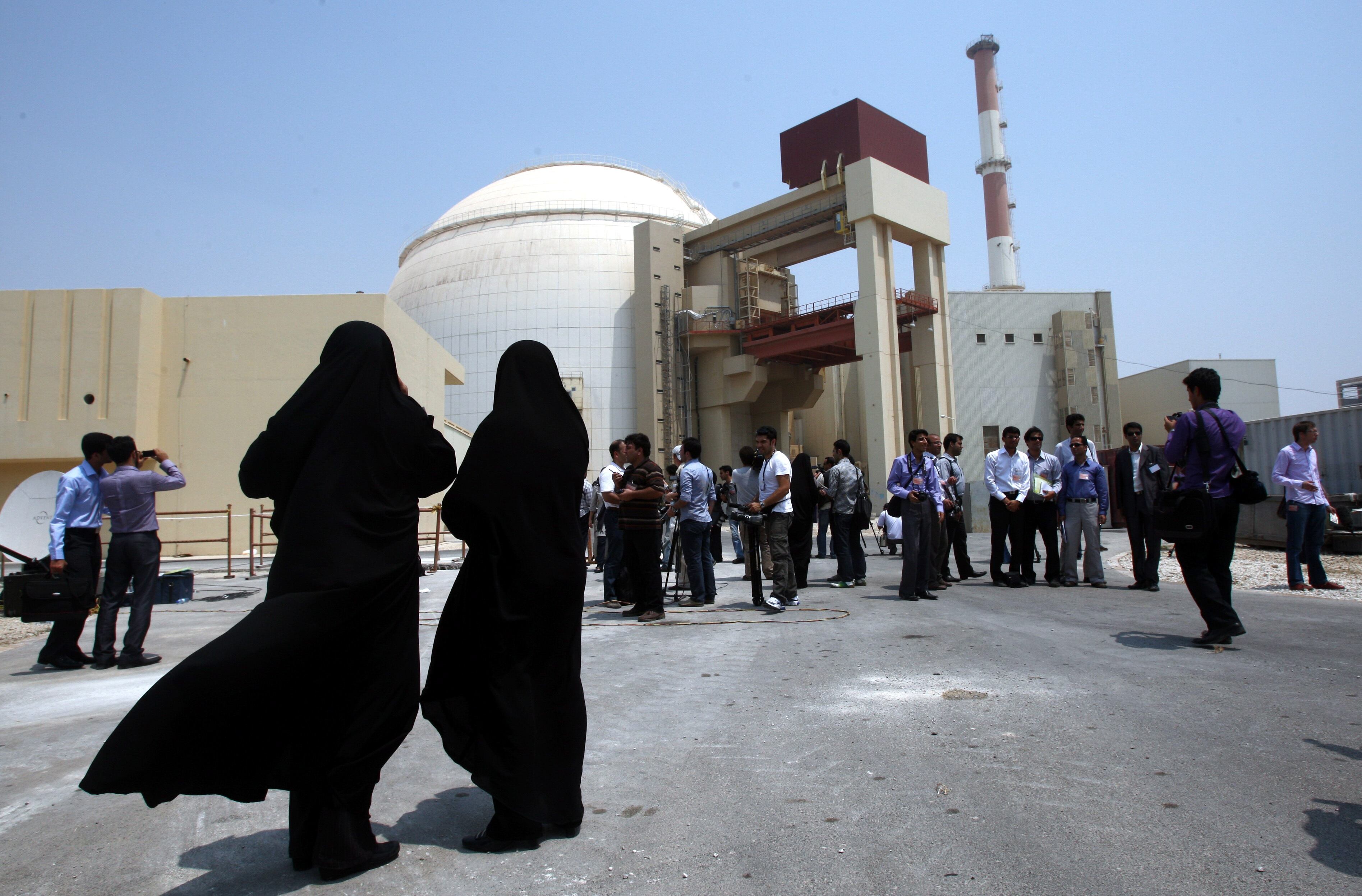Imagen de archivo de la central nuclear de Bushehr en Irán. El Organismo Internacional de Energía Atómica (OIEA) confirmó este sábado que un proyectil impactó cerca de las instalaciones de central nuclear de Bushehr, situada en el suroeste de Irán, causando un muerto y daños en un edificio de la planta, sin que hasta el momento se registraran fugas radiactivas
EFE/Abedin Taherkenareh