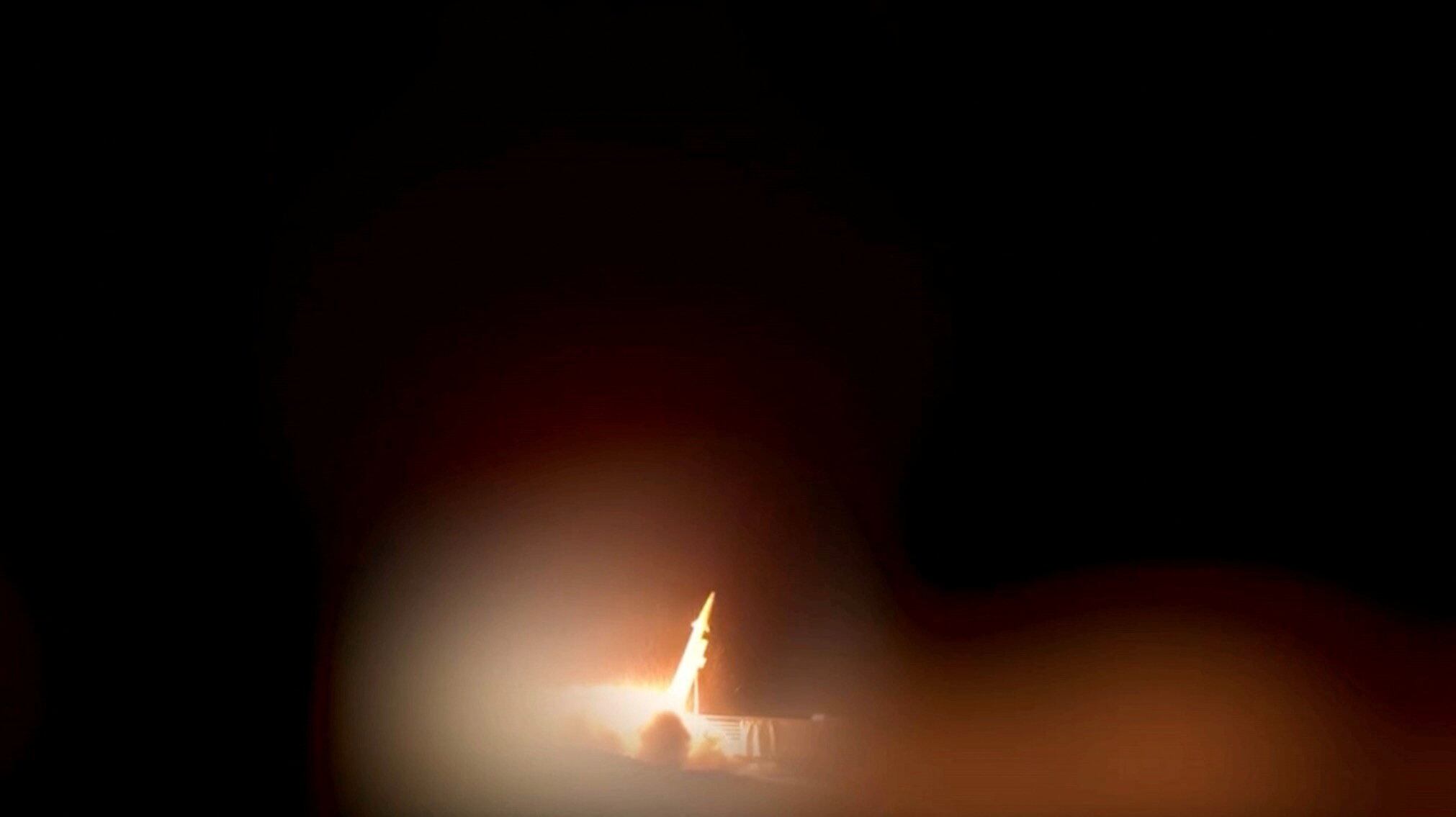Captura de video que muestra un misil lanzado por Irán hacia bases de EE.UU. en Kuwait y Bahrein, en respuesta a los bombardeos del sábado. (IRGC/WANA/Handout via REUTERS)