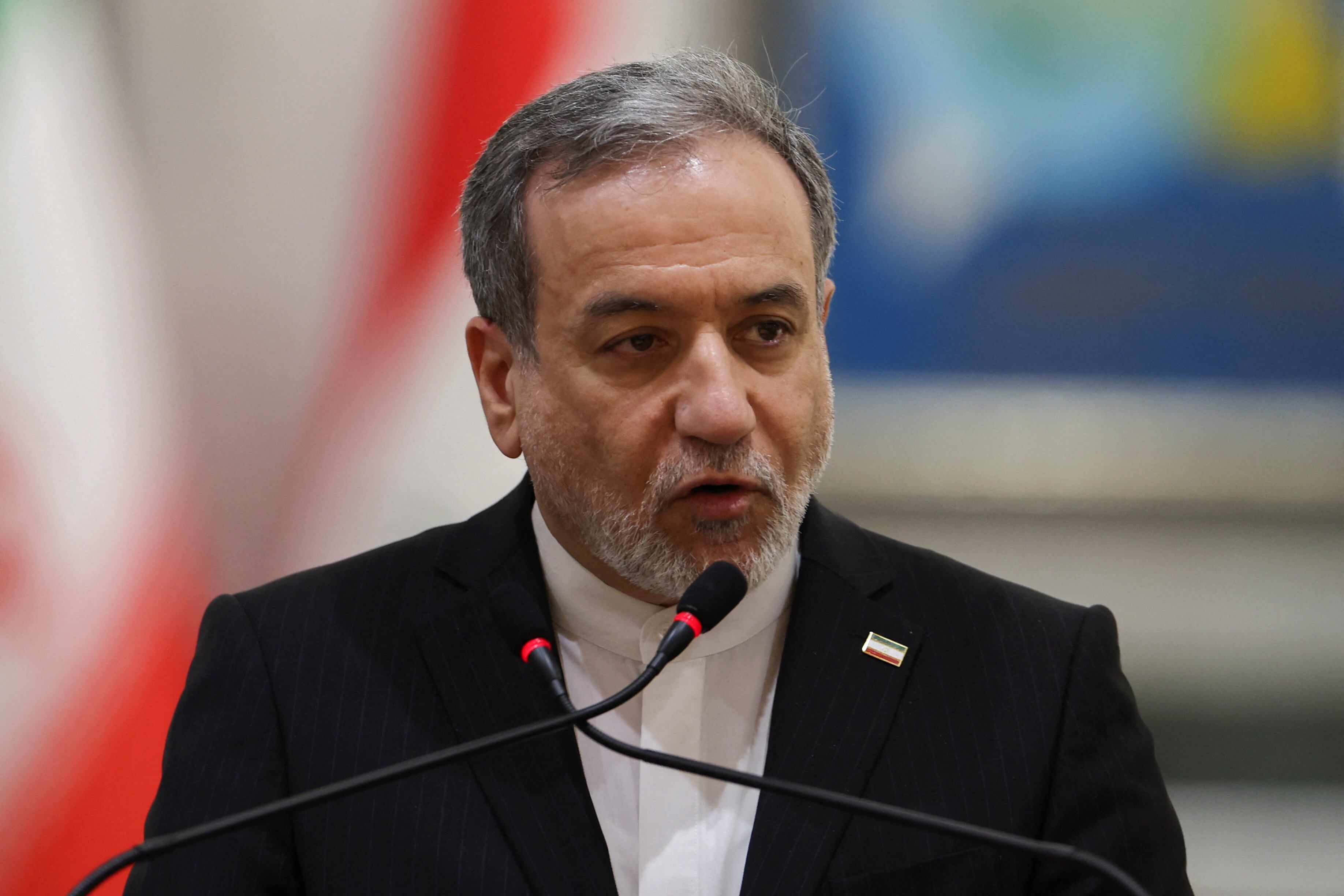 El canciller iraní Abás Araqchi en Bagdad, donde propuso un marco de seguridad exclusivo para el Golfo tras los recientes ataques recíprocos entre Teherán y EE.UU. (REUTERS/Thaier Al-Sudani)