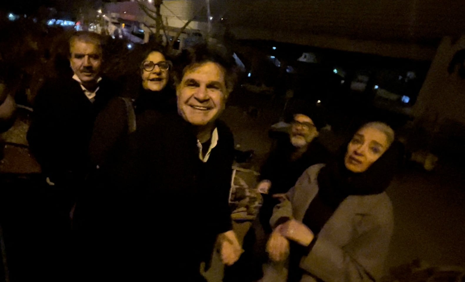 El director de cine iraní Jafar Panahi es recibido por amigos después de su liberación de la prisión de Evin, en Teherán, el 3 de febrero de 2023 (Yasna Mirtahmasb/WANA/Handout vía REUTERS)