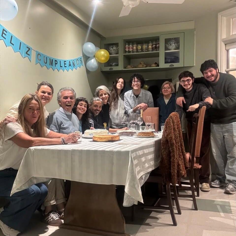Jairo sonríe alegremente rodeado de su familia en una celebración íntima por su cumpleaños número 77.