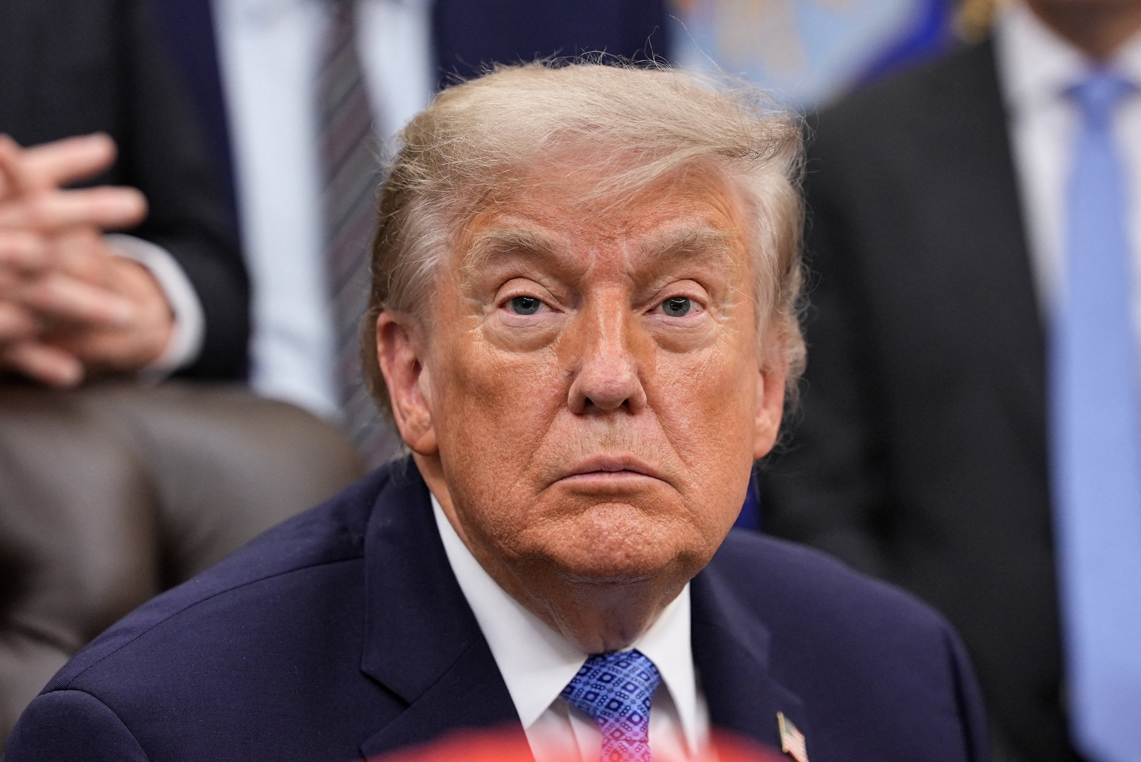 El presidente de Estados Unidos, Donald Trump, observa mientras está sentado en el Despacho Oval de la Casa Blanca en Washington D. C., Estados Unidos, el 26 de junio de 2026 (REUTERS/Ken Cedeno)