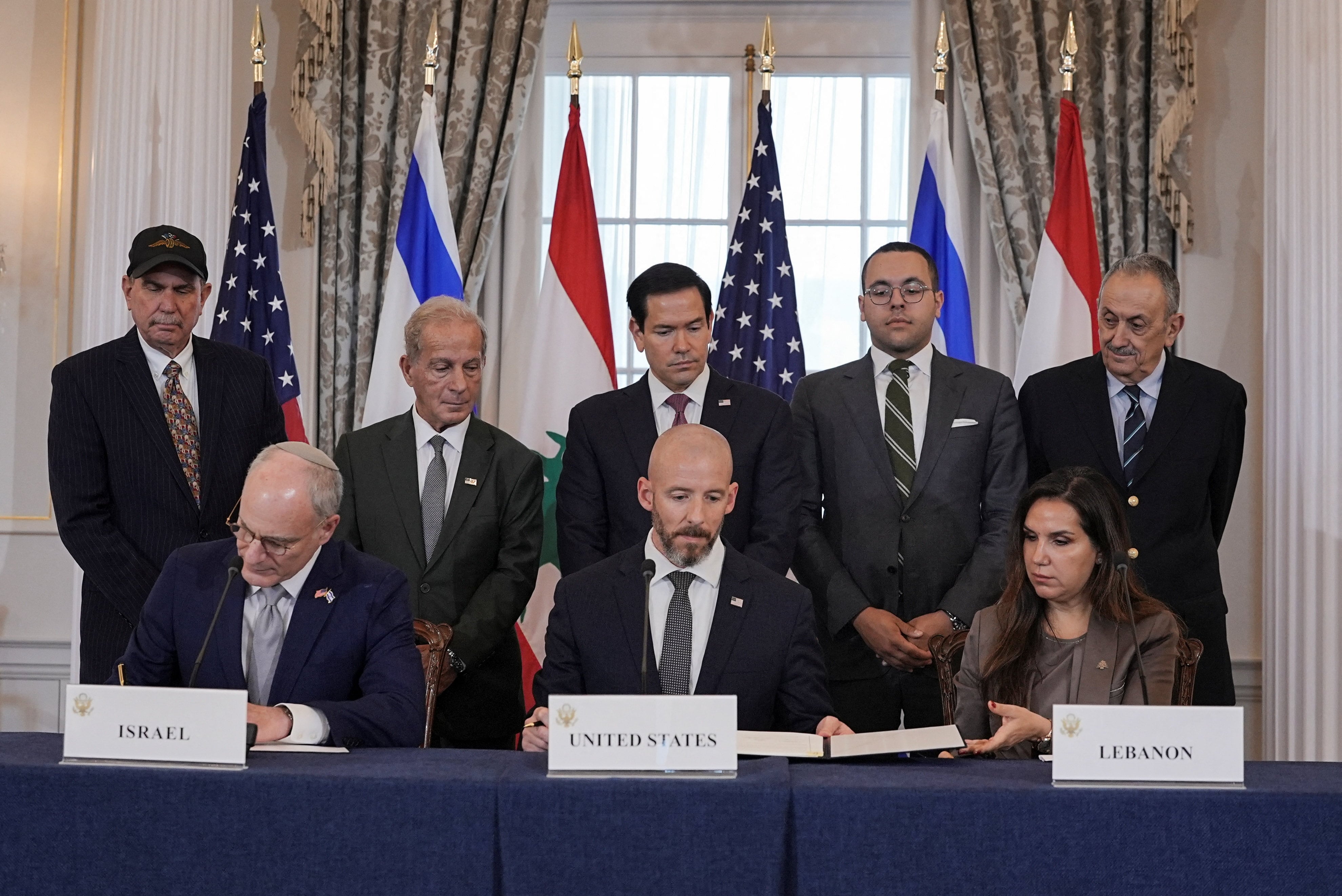 El secretario de Estado de EE. UU., Marco Rubio, observa mientras el consejero del Departamento de Estado, Daniel Holler, el embajador de Israel en EE. UU., Yechiel Leiter, y la embajadora del Líbano en EE. UU., Nada Hamadeh, firman un acuerdo marco entre Israel y el Líbano en el Departamento de Estado en Washington D. C., Estados Unidos, el 26 de junio de 2026 (REUTERS/Ken Cedeno)