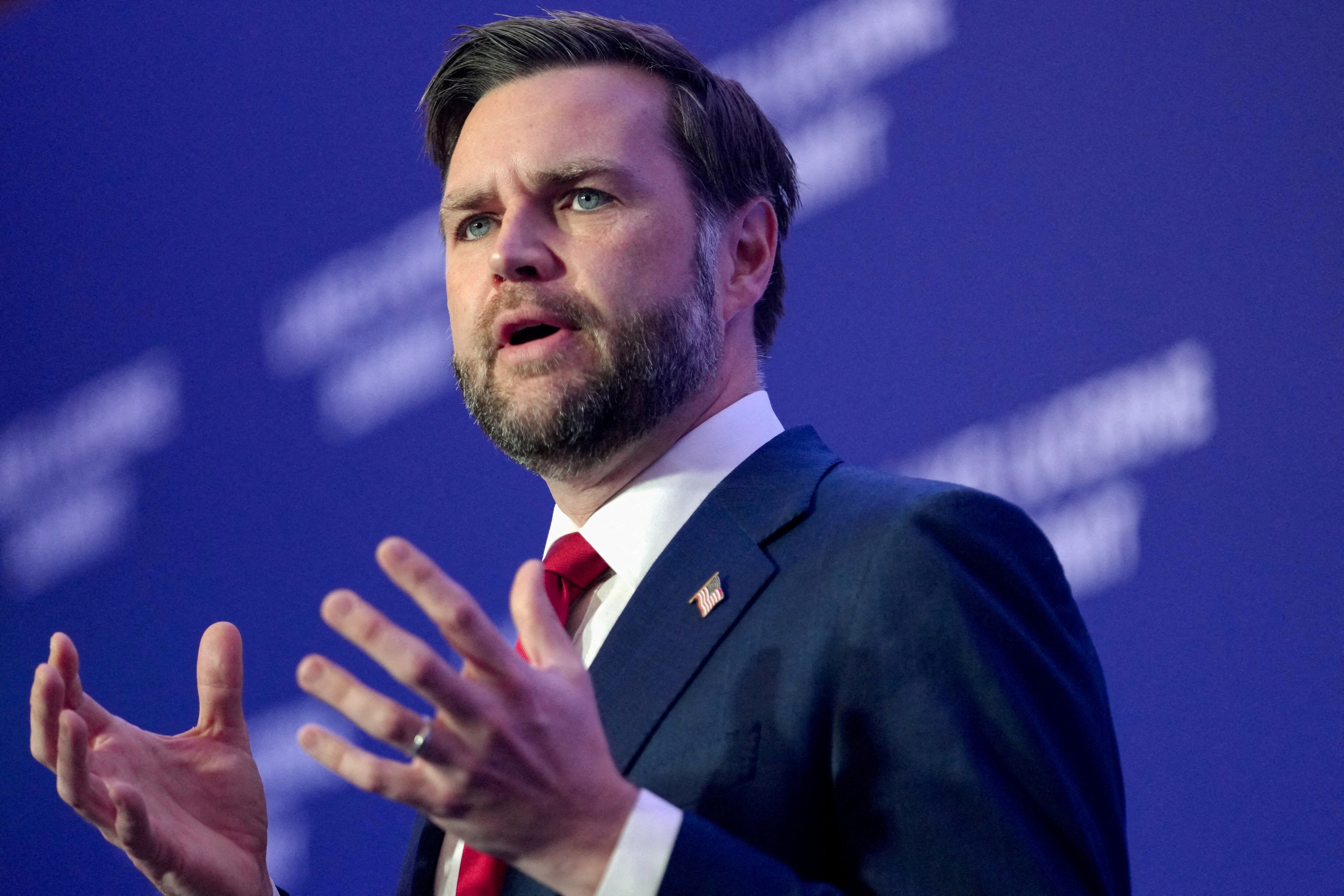 El vicepresidente de EEUU, JD Vance, habla con los medios de comunicación (REUTERS)