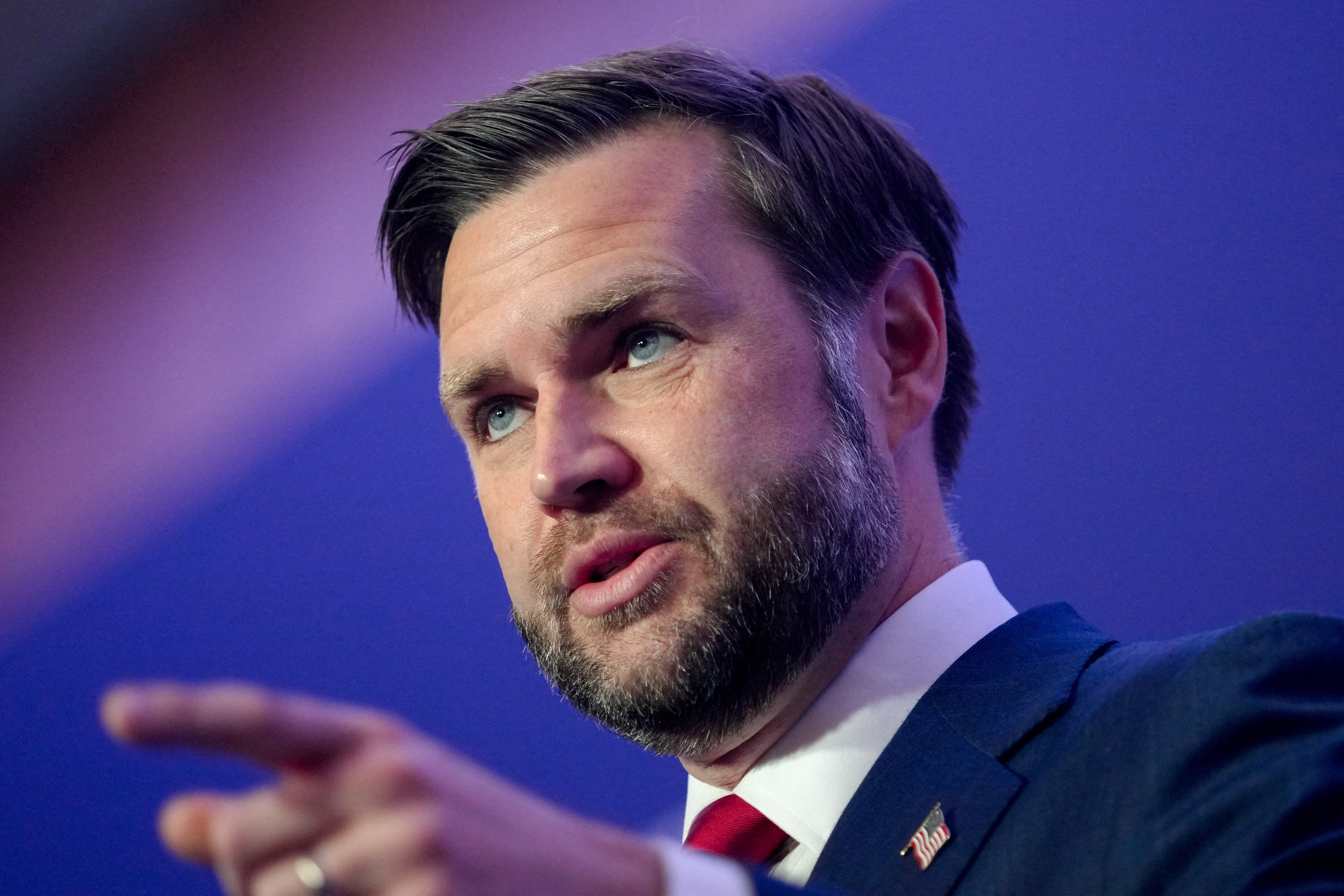 El vicepresidente de Estados Unidos, JD Vance, habla con periodistas en el Buergenstock Resort, a orillas del lago Lucerna, tras las conversaciones de alto nivel entre Estados Unidos e Irán en la Cumbre del Lago Lucerna, cerca de Stansstad, Suiza, el 22 de junio de 2026. (Nathan Howard/Reuters)