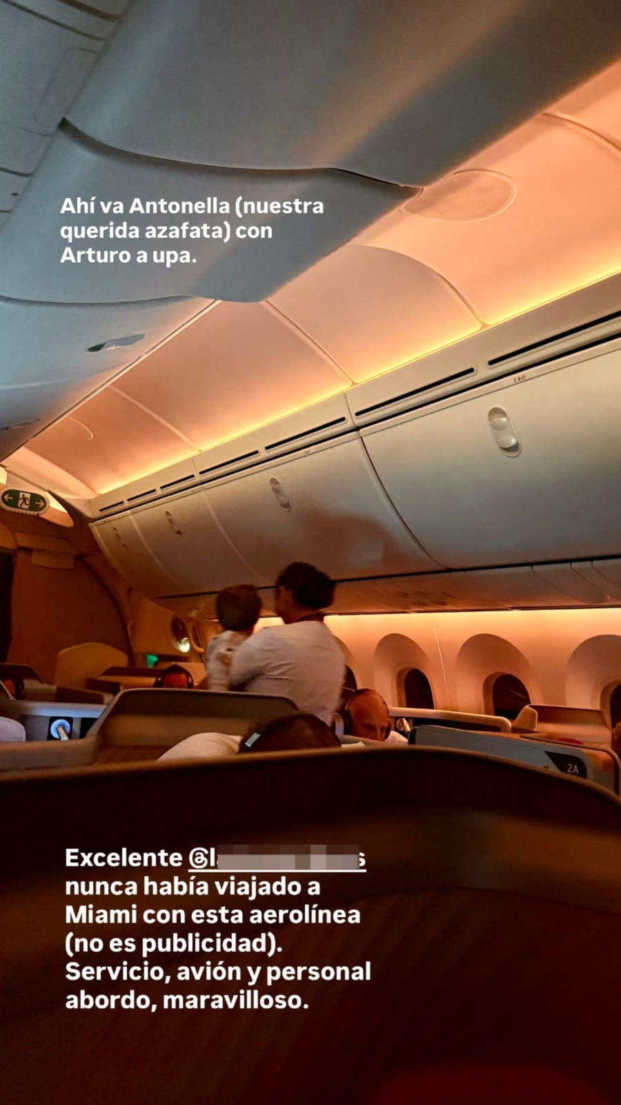 Durante el vuelo, la pareja tuvo la ayuda de una de las azafatas 