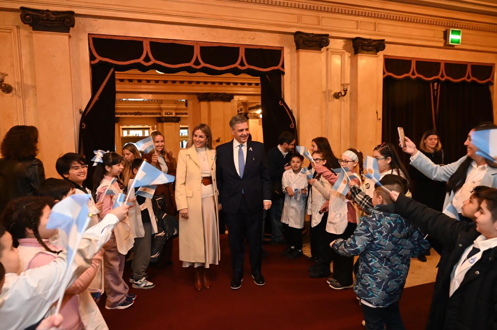 Jorge Macri ingresa al Teatro Colón