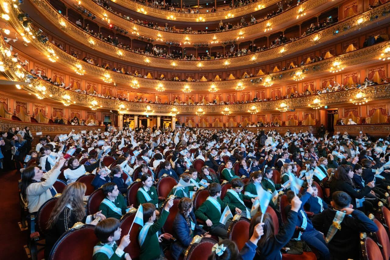 Jorge Macri encabezó el acto de promesa de lealtad a la bandera en el Teatro Colón: “Es ese sello de unidad que nos da identidad”