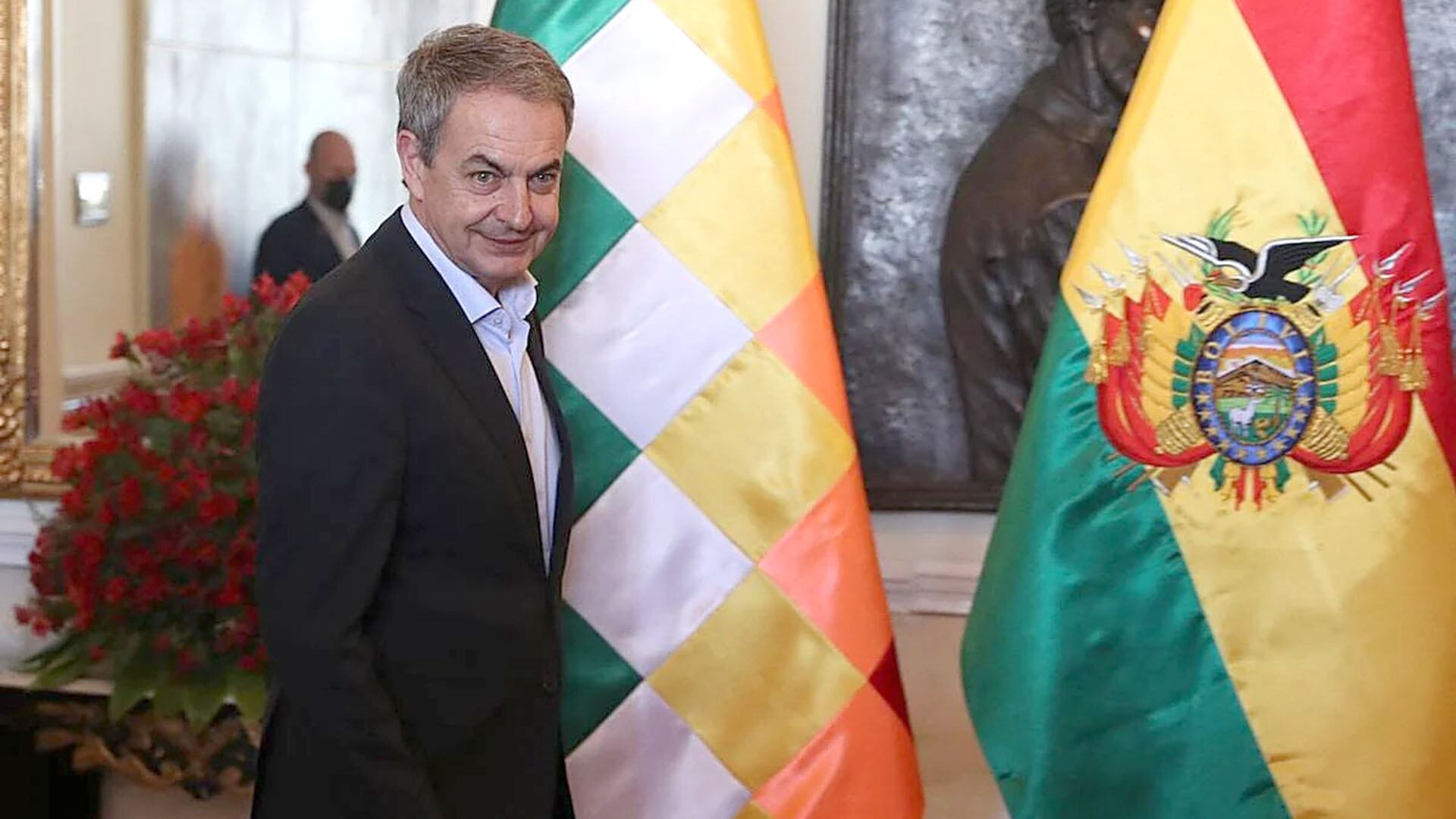 José Luis Rodríguez Zapatero delante de la bandera Wiphala y la tricolor boliviana durante una visita a Bolivia (EFE)