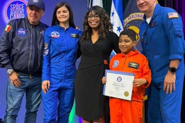 Joven hondureño regresa de la NASA con formación en robótica y misión de impulsar la ciencia en el país