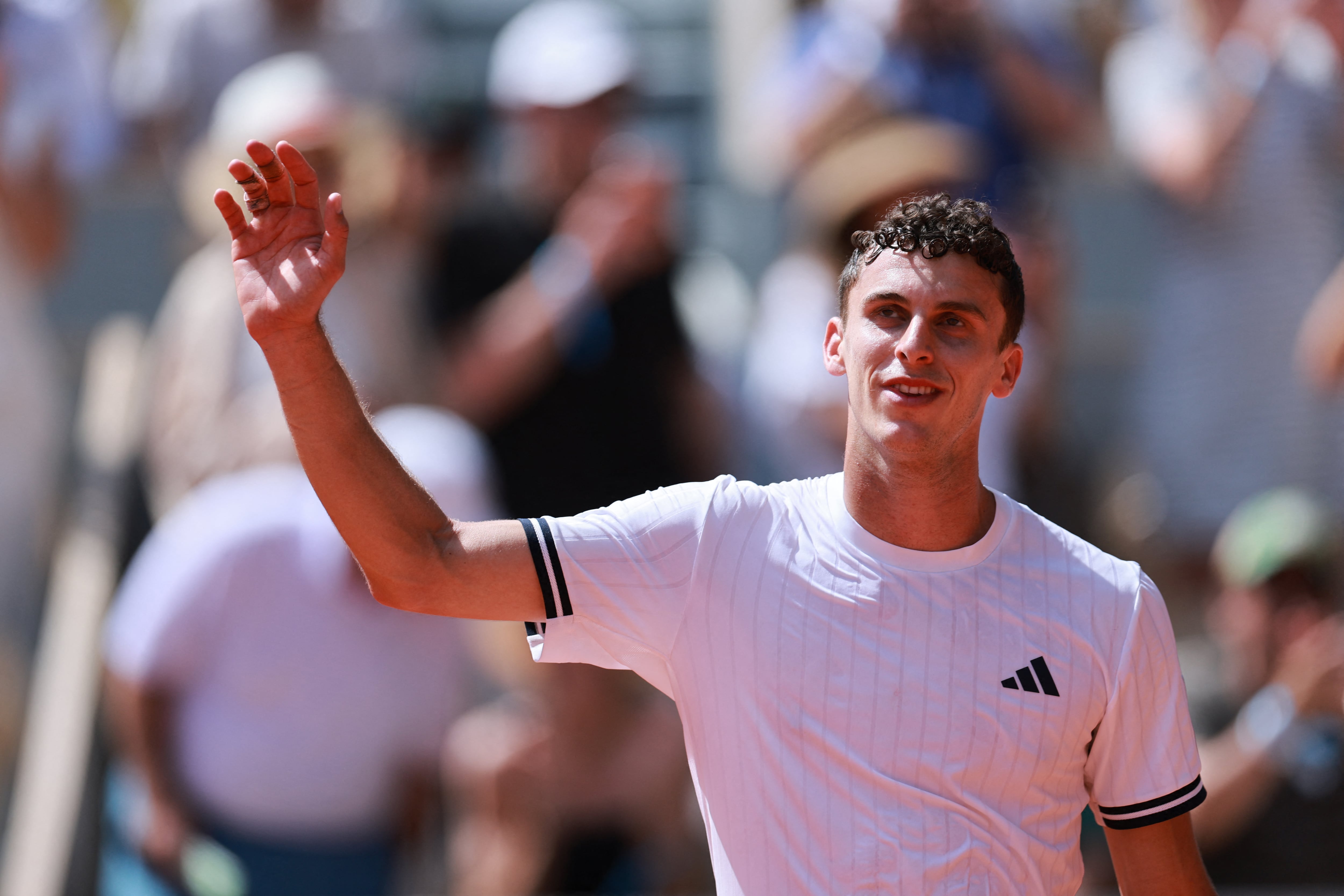 Juan Manuel Cerúndolo sonríe luego de su triunfo ante Jannik Sinner (Crédito: REUTERS/Stephanie Lecocq)