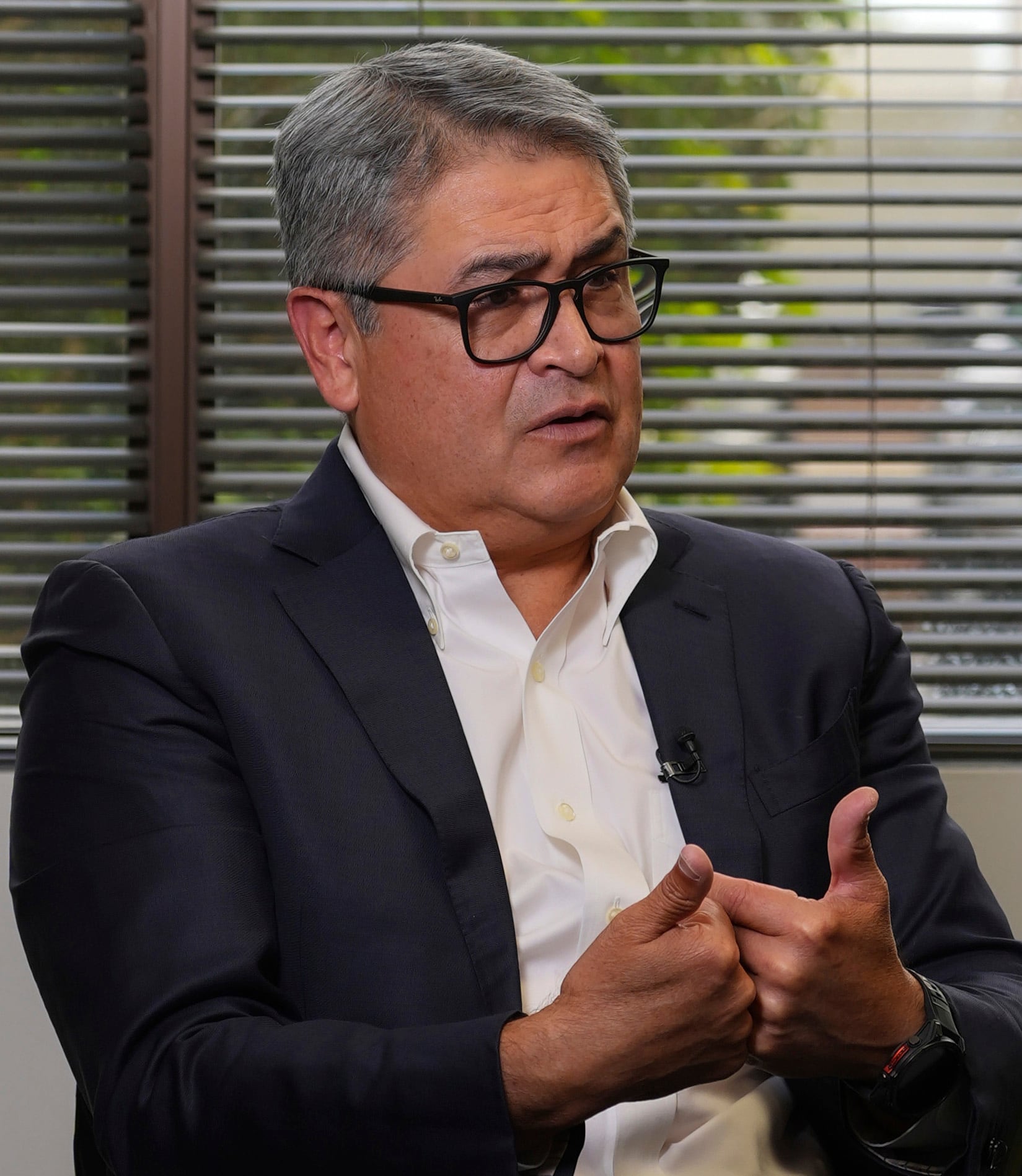 La defensa de Juan Orlando Hernández pidió a la Corte Suprema de Justicia revisar la orden de captura vigente para que el expresidente pueda regresar a Honduras sin ser detenido. 