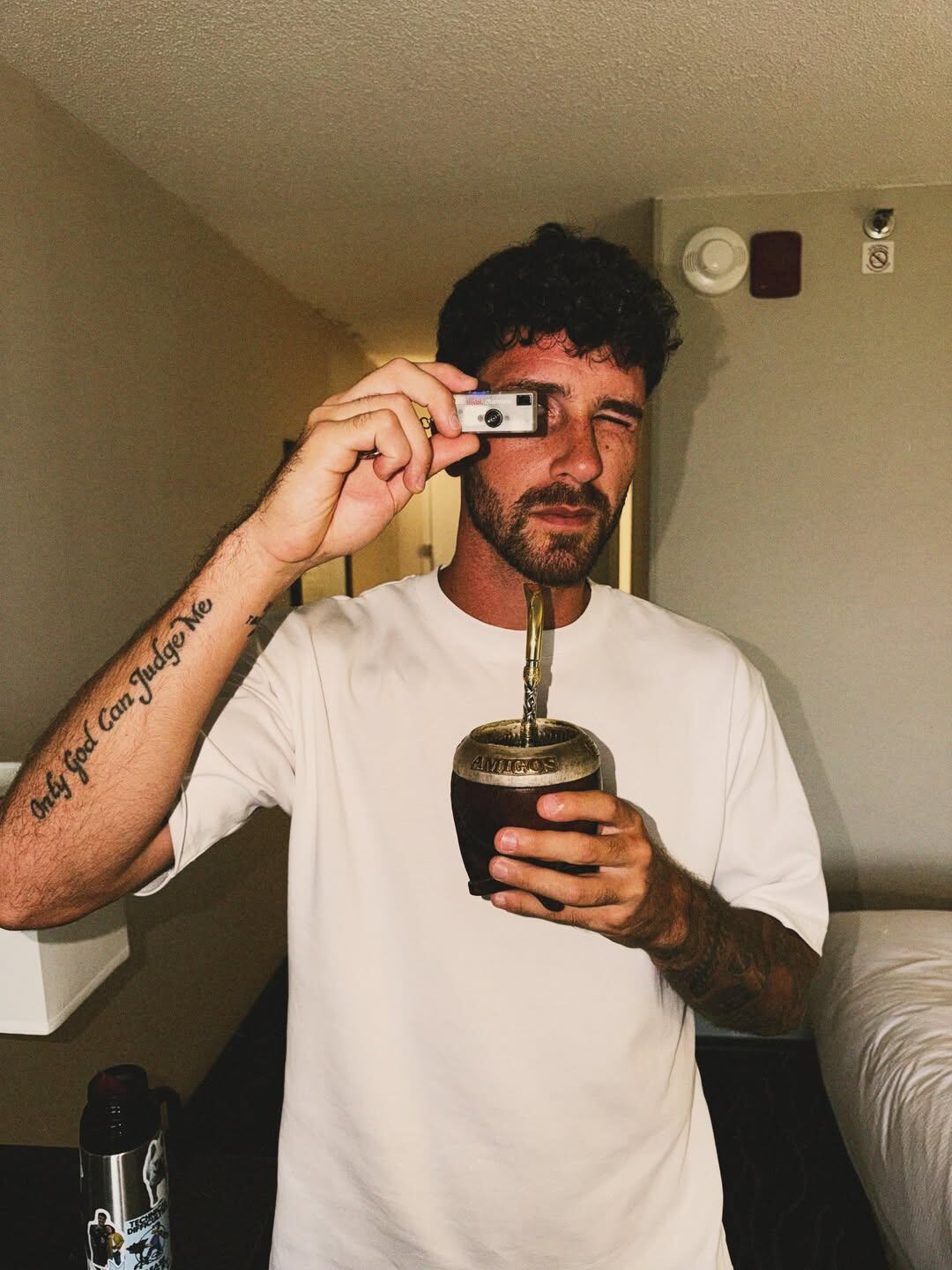 Marcos Senesi, el rito del mate allí donde esté, y un tatoo que reza: