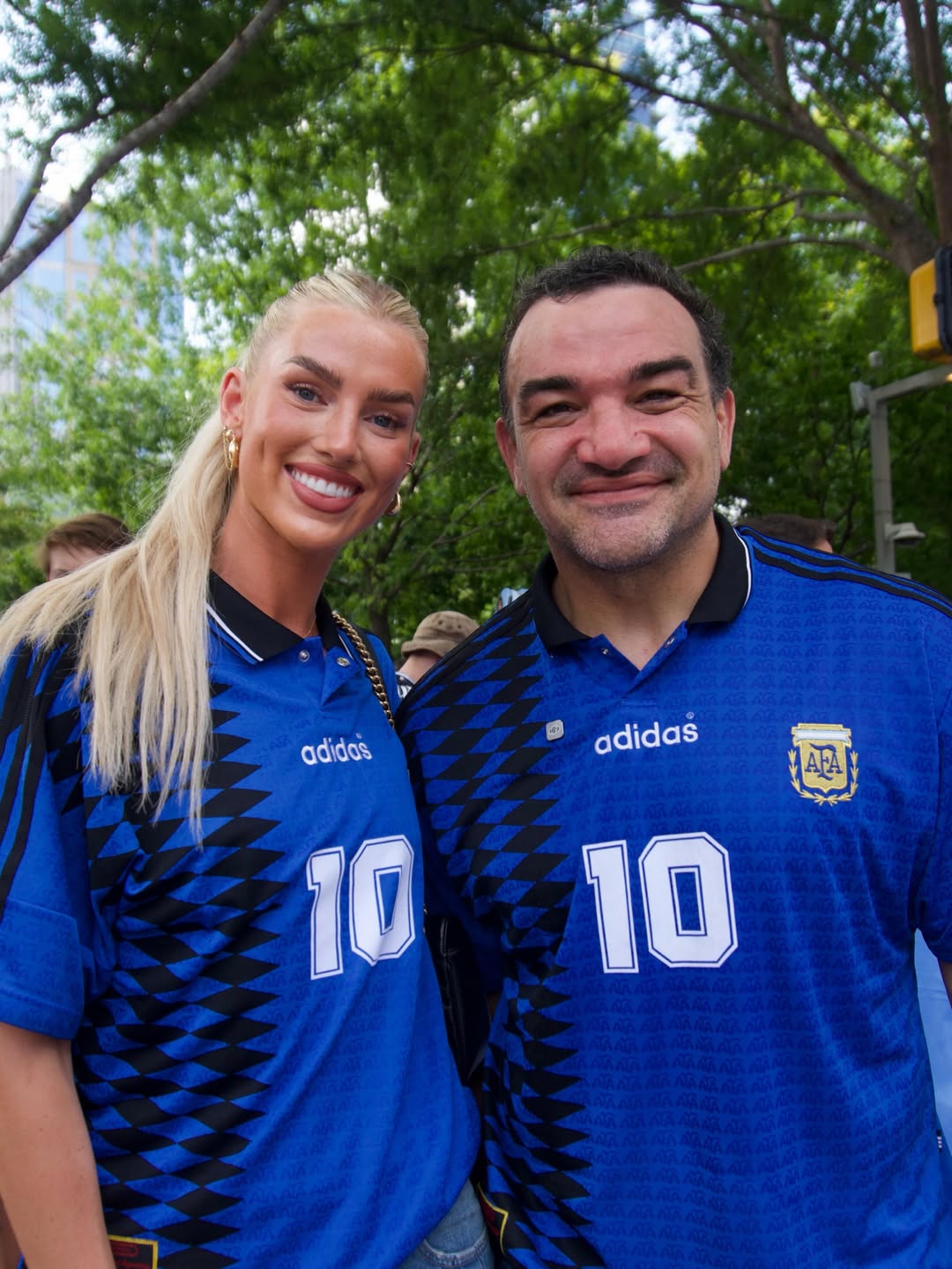 Kelci Rose con el Puma Agustín Creevy, en un momento del banderazo (Instagram: @_kelci.rose_)