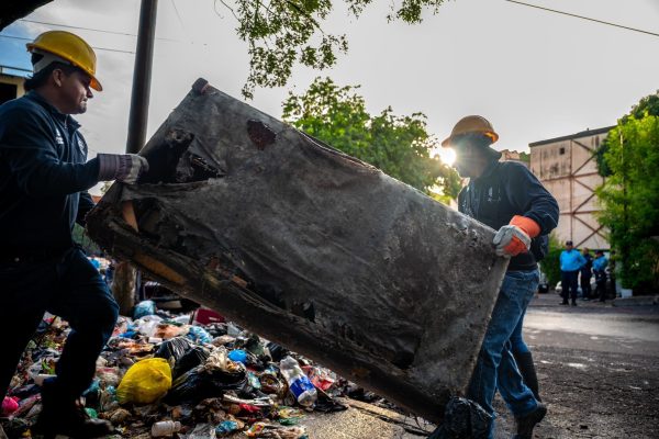 La alcaldía de San Salvador Centro supera las 500 multas por arrojar basura en sitios u horarios no permitidos